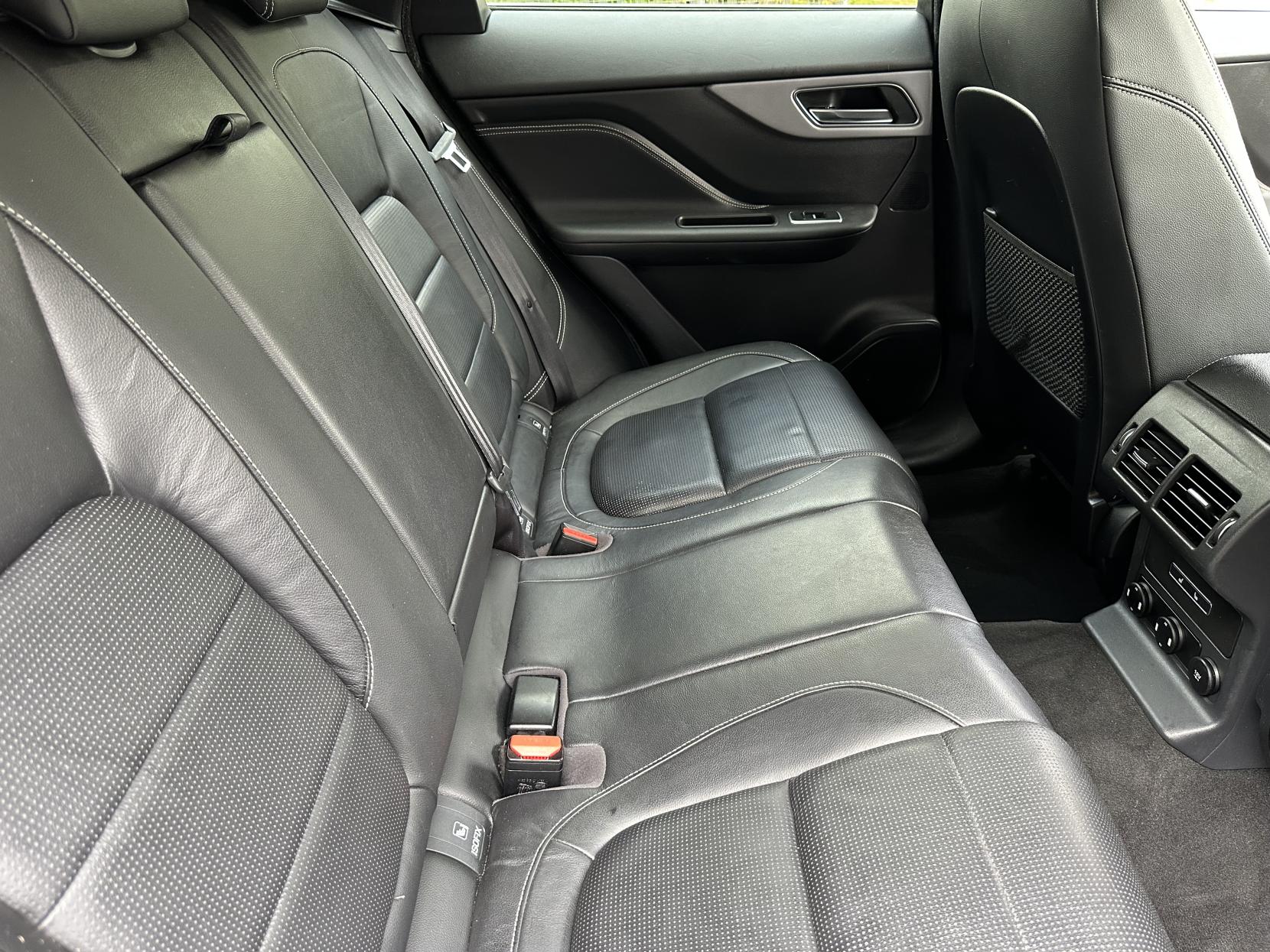 Jaguar F-PACE 2.0 D240 R-Sport SUV 5dr Diesel Auto AWD Euro 6 (s/s) (240 ps)