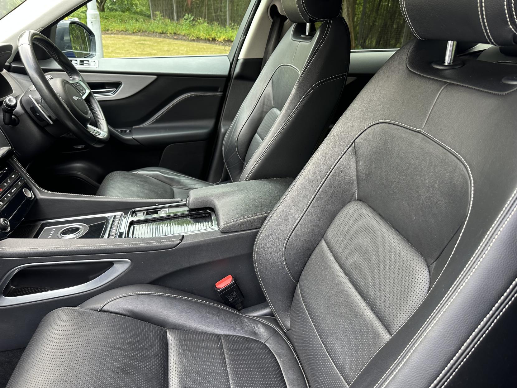 Jaguar F-PACE 2.0 D240 R-Sport SUV 5dr Diesel Auto AWD Euro 6 (s/s) (240 ps)