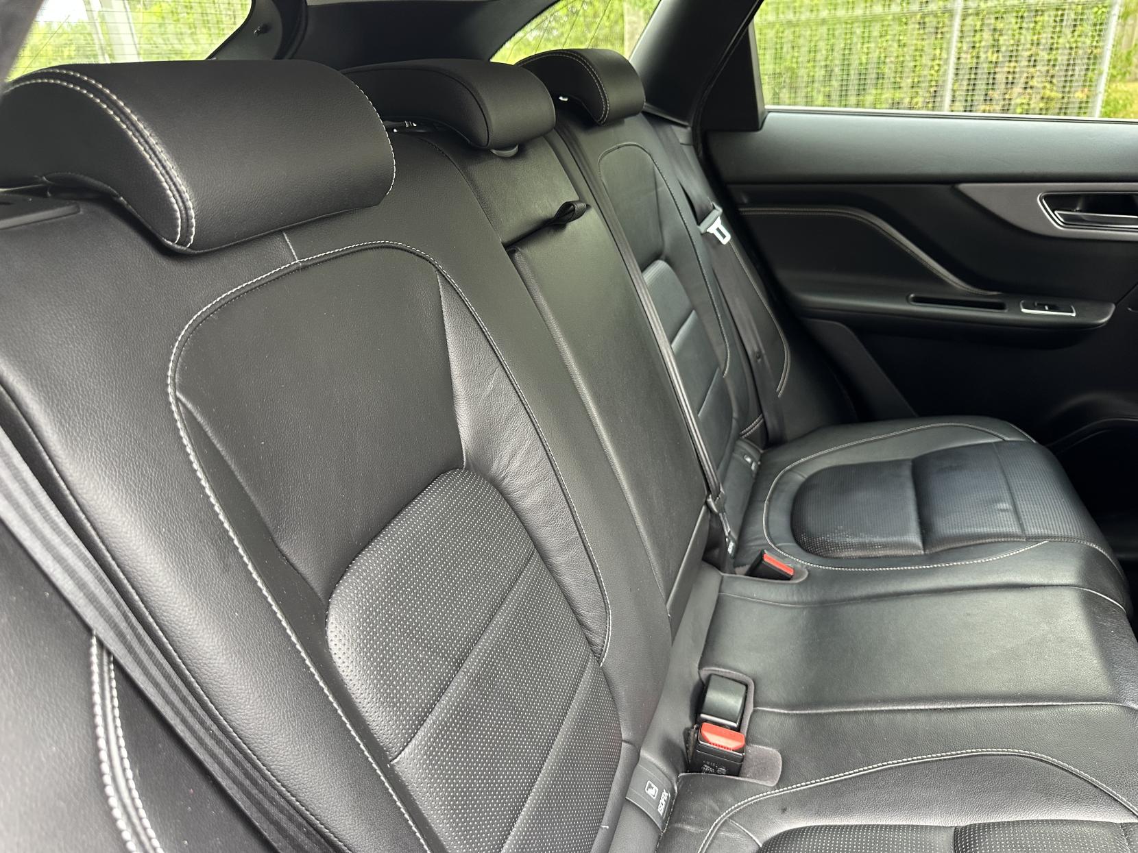 Jaguar F-PACE 2.0 D240 R-Sport SUV 5dr Diesel Auto AWD Euro 6 (s/s) (240 ps)