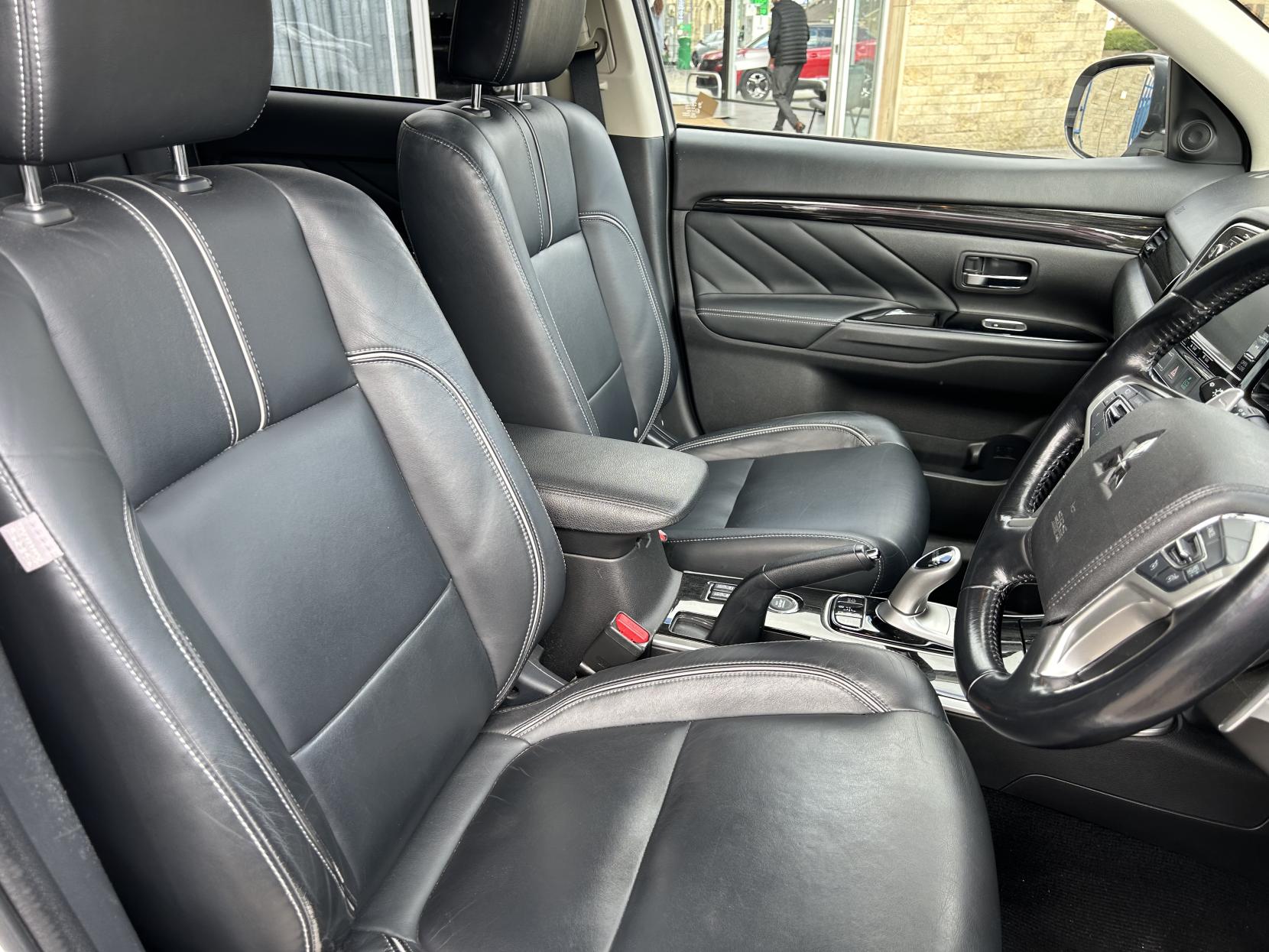 Mitsubishi Outlander 2.0h 12kWh GX4h SUV 5dr Petrol Plug-in Hybrid CVT 4WD Euro 6 (s/s) (200 ps)