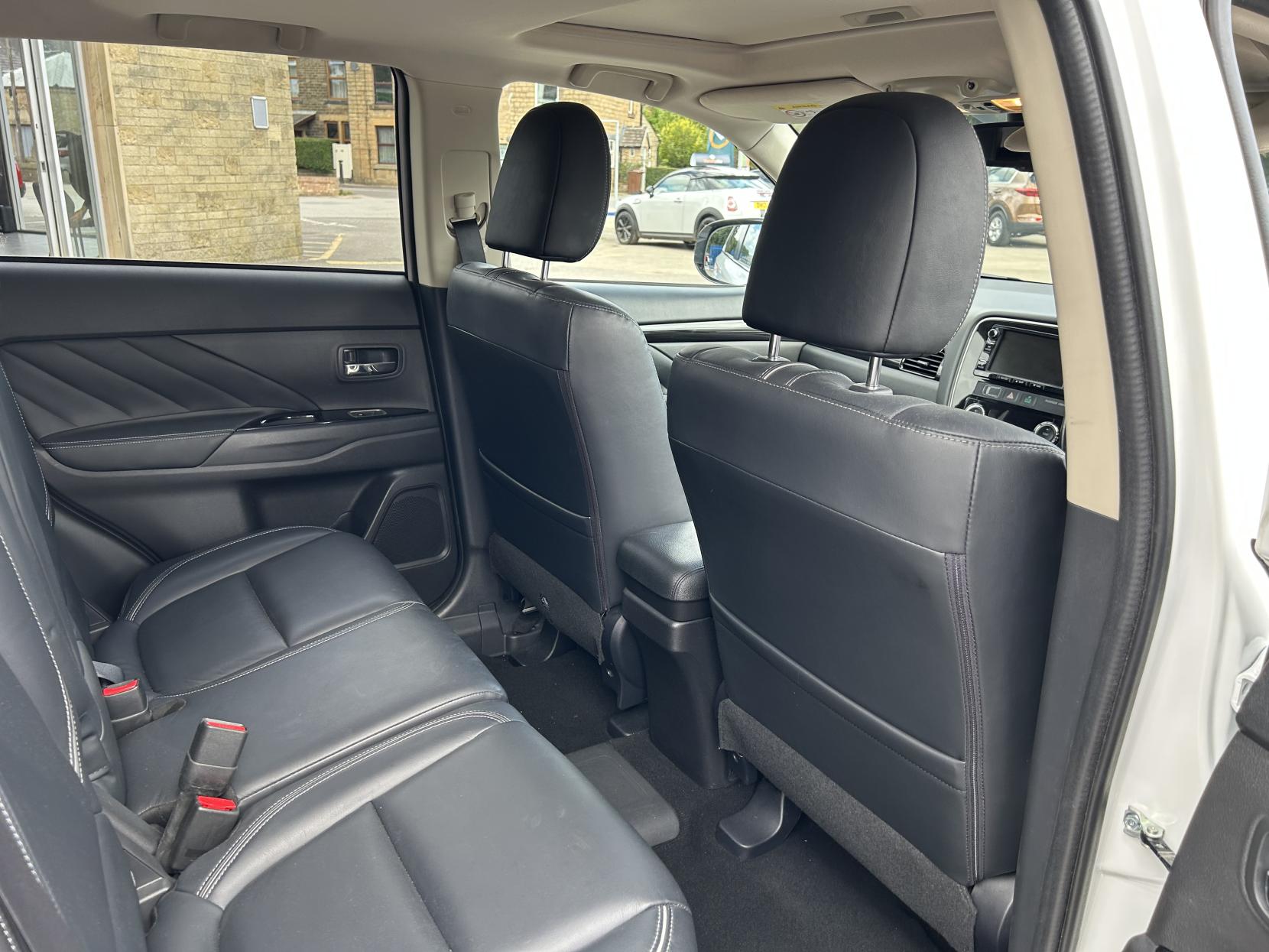 Mitsubishi Outlander 2.0h 12kWh GX4h SUV 5dr Petrol Plug-in Hybrid CVT 4WD Euro 6 (s/s) (200 ps)