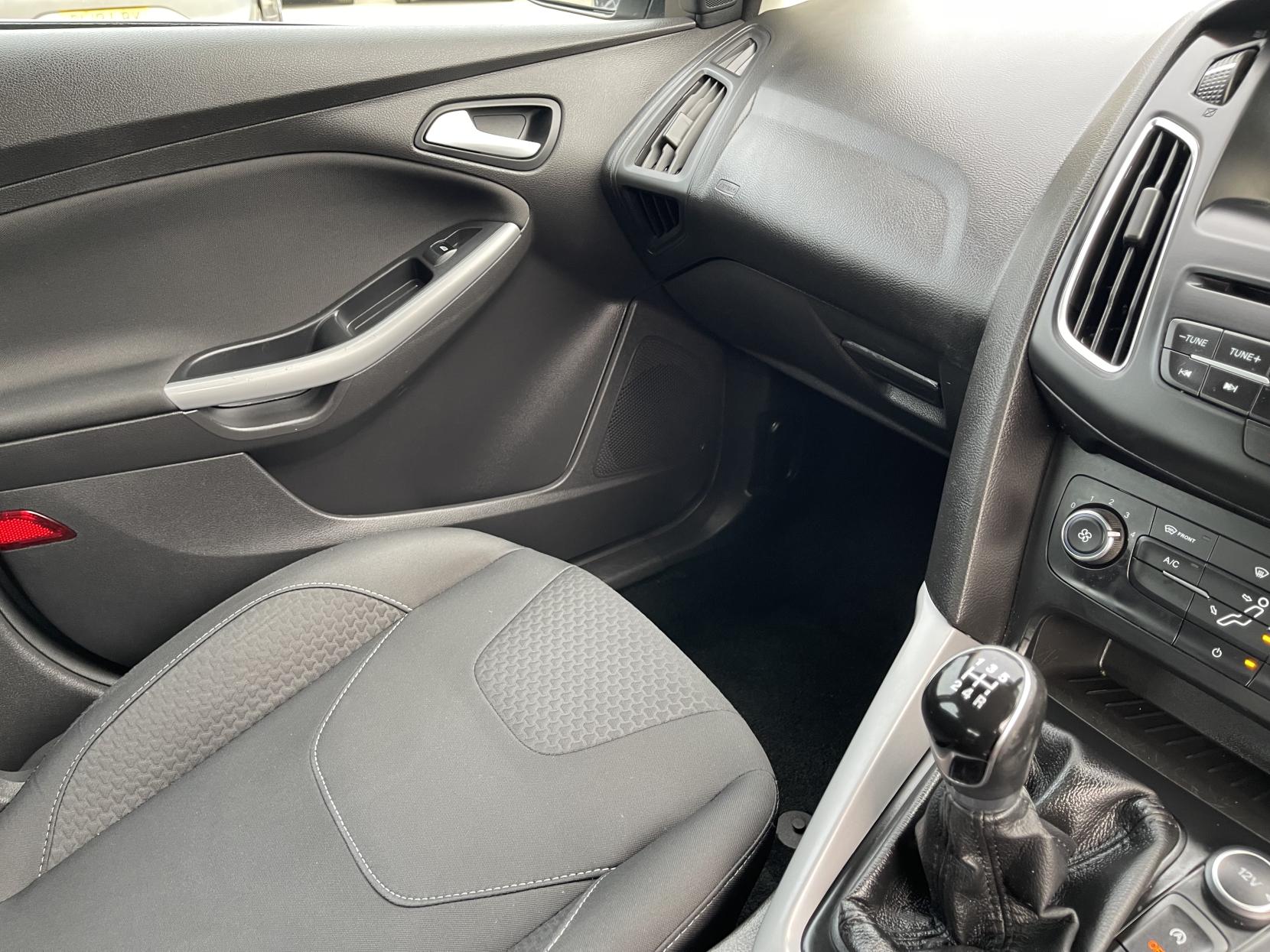 Ford Focus 1.0T EcoBoost Zetec Hatchback 5dr Petrol Manual Euro 6 (s/s) (100 ps)