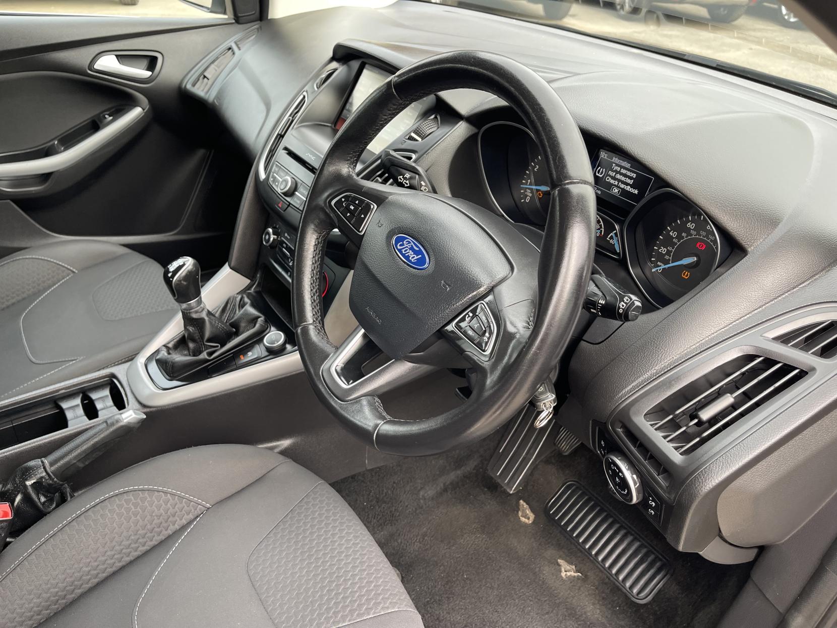 Ford Focus 1.0T EcoBoost Zetec Hatchback 5dr Petrol Manual Euro 6 (s/s) (100 ps)