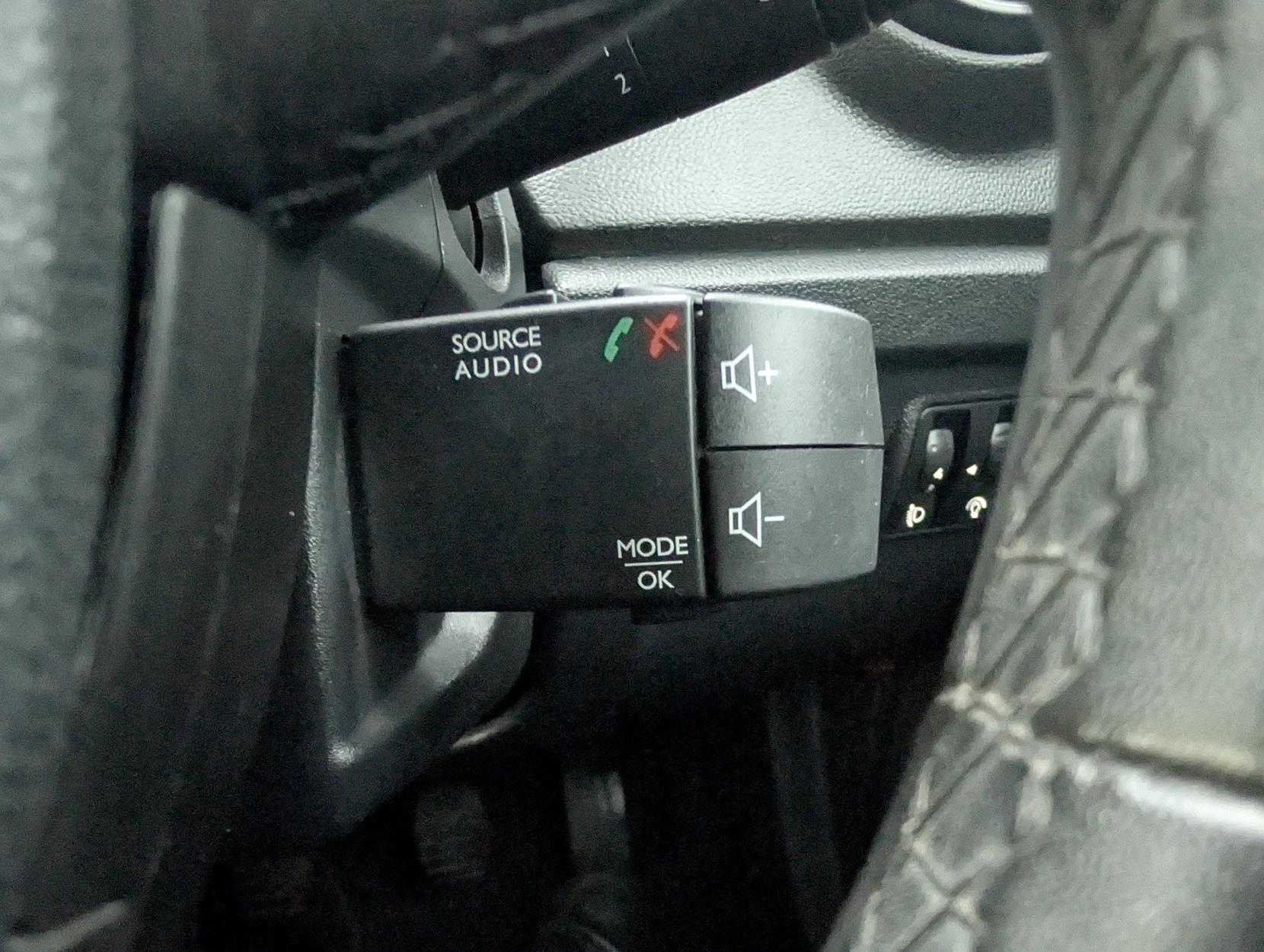 Renault Captur 0.9 TCe ENERGY Iconic SUV 5dr Petrol Manual Euro 6 (s/s) (90 ps)