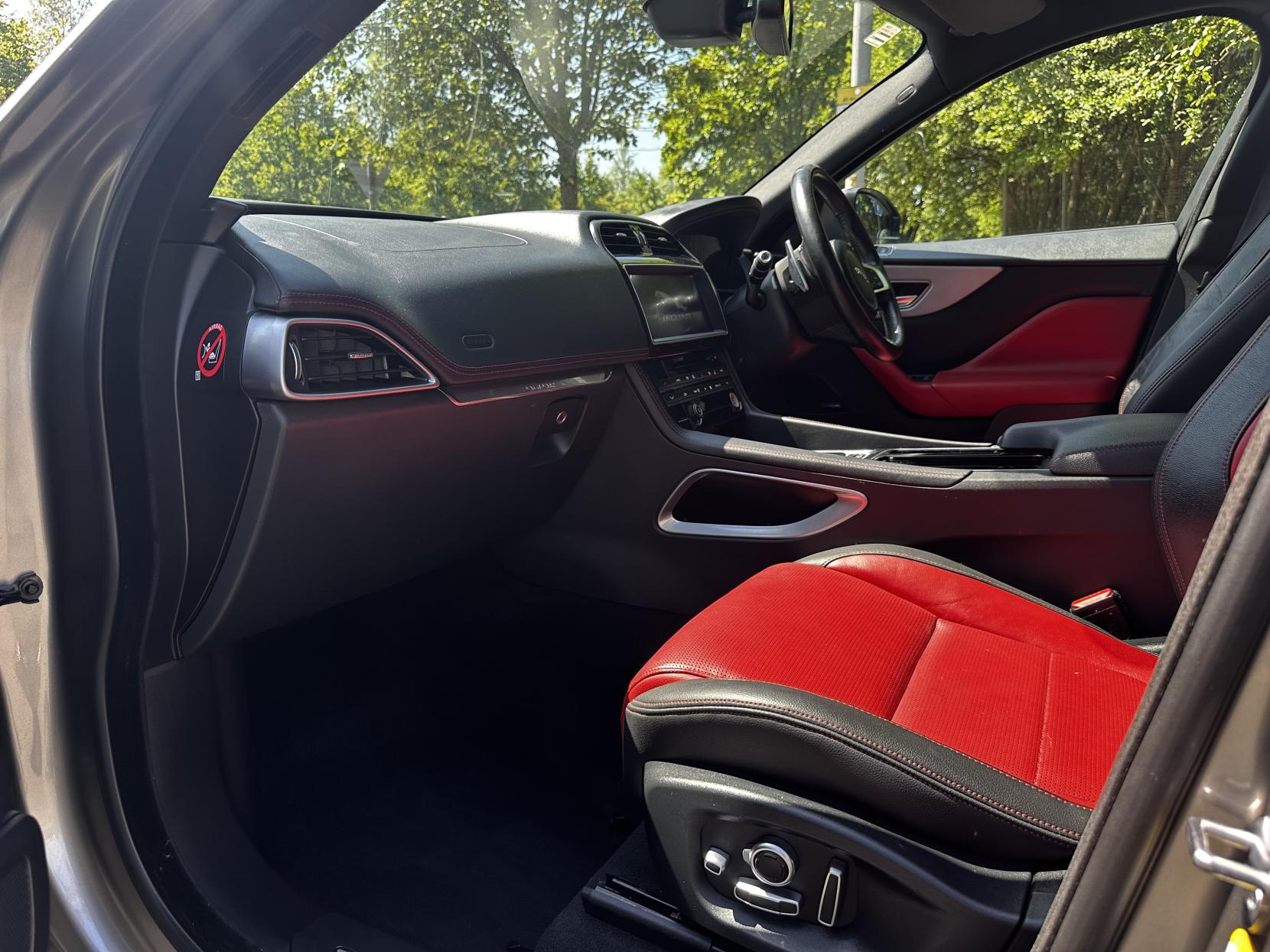 Jaguar F-PACE 2.0 D240 R-Sport SUV 5dr Diesel Auto AWD Euro 6 (s/s) (240 ps)