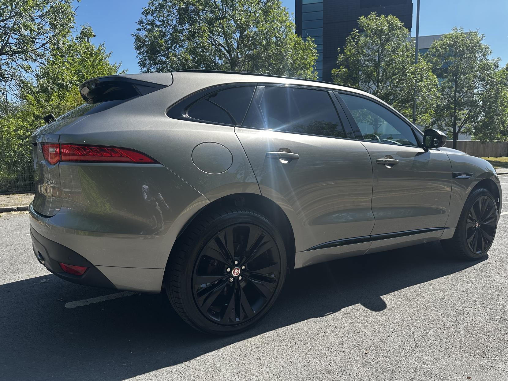 Jaguar F-PACE 2.0 D240 R-Sport SUV 5dr Diesel Auto AWD Euro 6 (s/s) (240 ps)