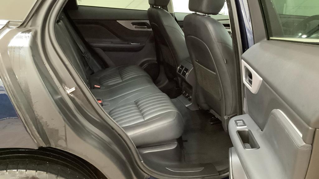 Jaguar F-PACE 2.0 D180 Portfolio SUV 5dr Diesel Auto Euro 6 (s/s) (180 ps)