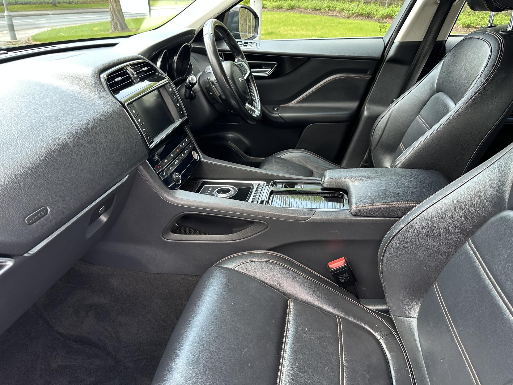 Jaguar F-PACE 2.0 D180 Prestige SUV 5dr Diesel Auto Euro 6 (s/s) (180 ps)