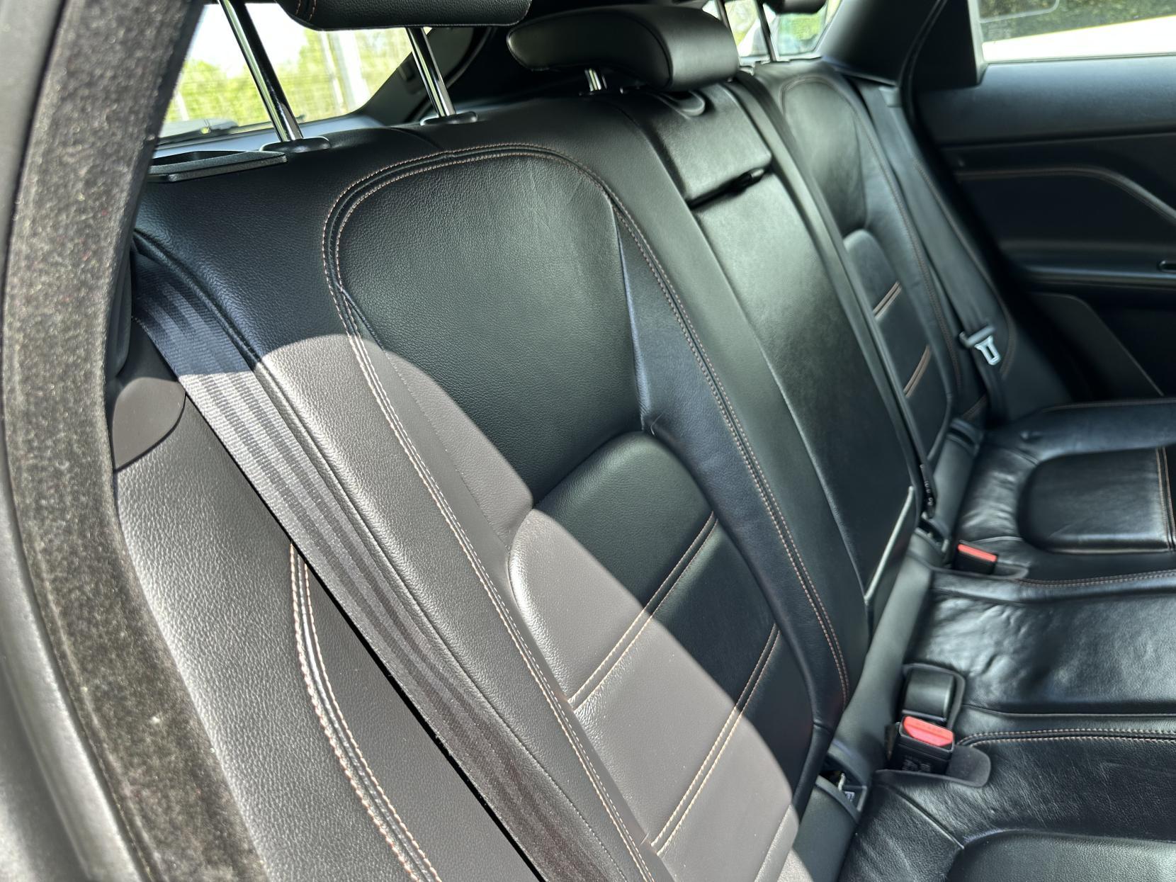 Jaguar F-PACE 2.0 D180 Prestige SUV 5dr Diesel Auto Euro 6 (s/s) (180 ps)