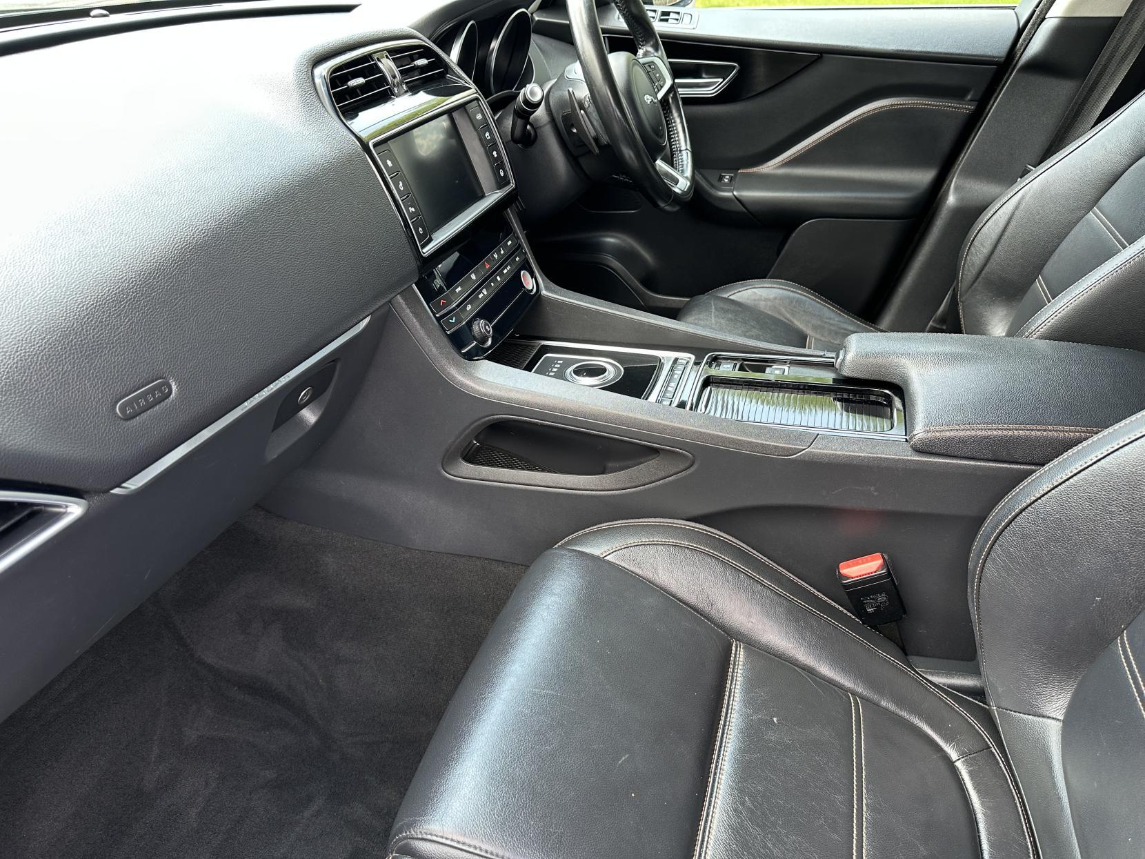Jaguar F-PACE 2.0 D180 Prestige SUV 5dr Diesel Auto Euro 6 (s/s) (180 ps)