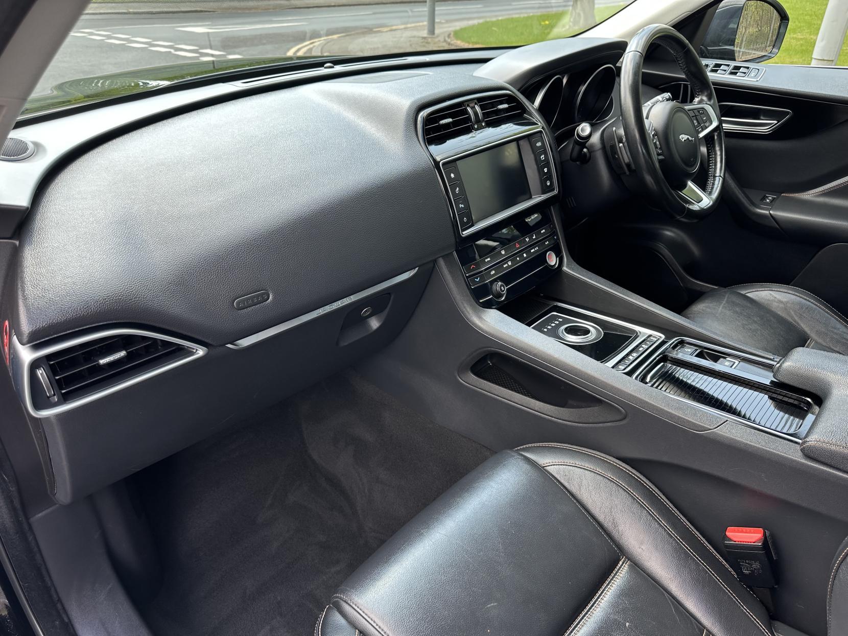 Jaguar F-PACE 2.0 D180 Prestige SUV 5dr Diesel Auto Euro 6 (s/s) (180 ps)