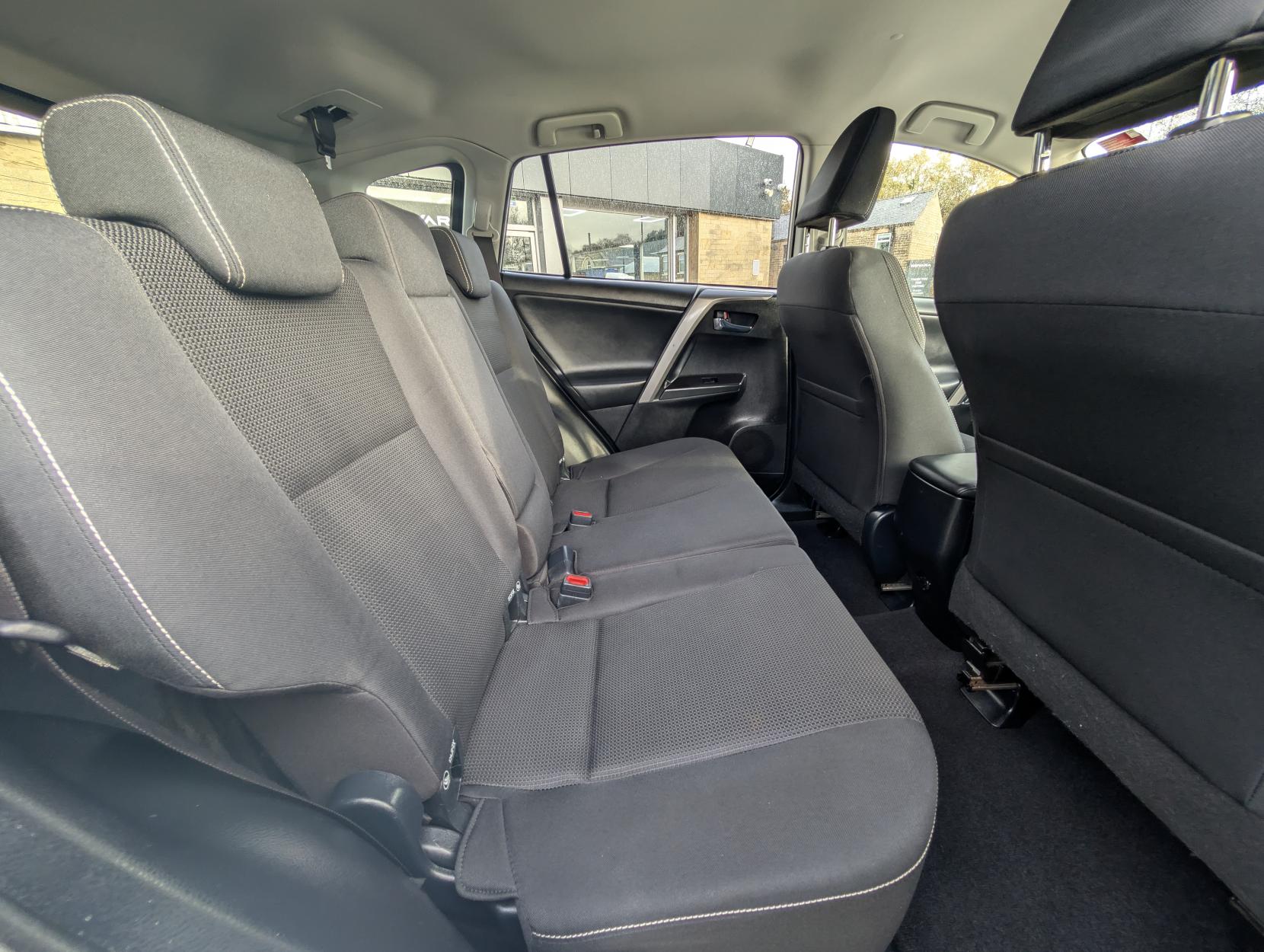 Toyota RAV4 2.0 D-4D Business Edition SUV 5dr Diesel Manual Euro 6 (s/s) (143 ps)