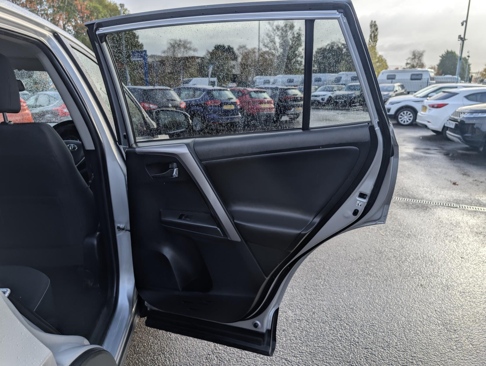 Toyota RAV4 2.0 D-4D Business Edition SUV 5dr Diesel Manual Euro 6 (s/s) (143 ps)