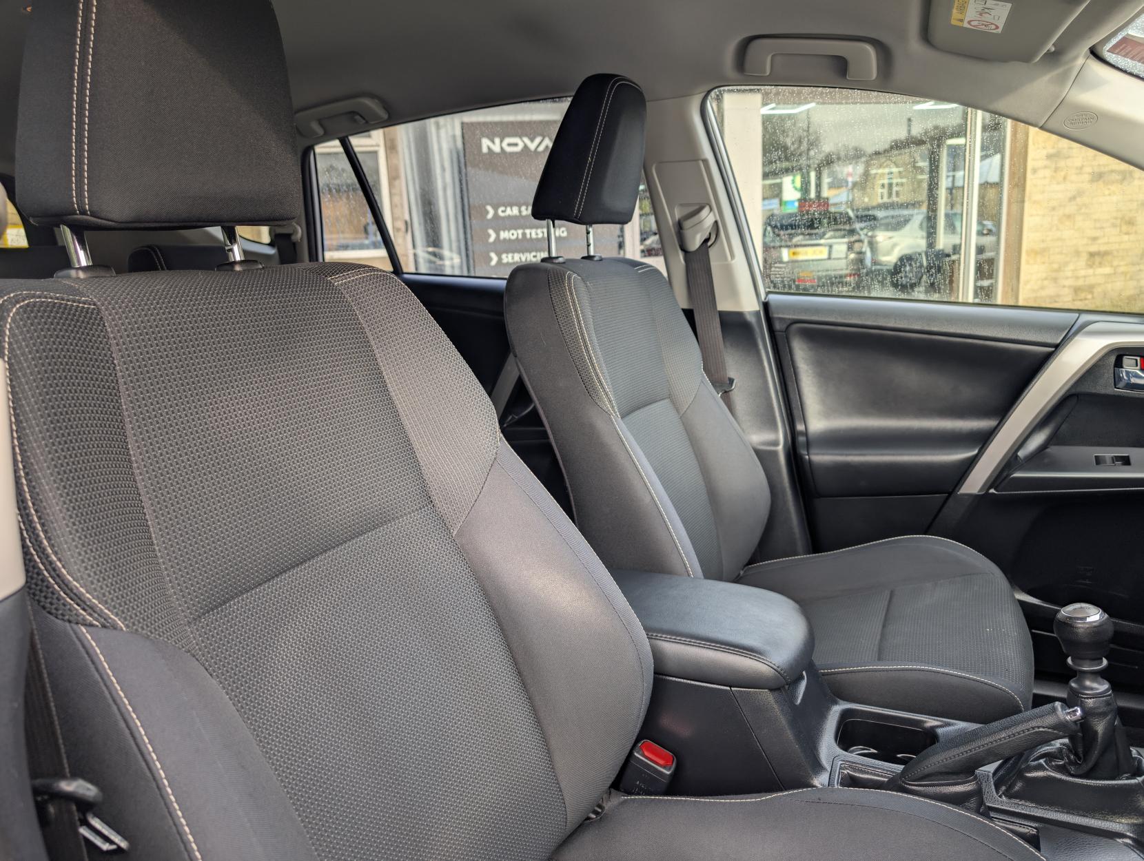 Toyota RAV4 2.0 D-4D Business Edition SUV 5dr Diesel Manual Euro 6 (s/s) (143 ps)