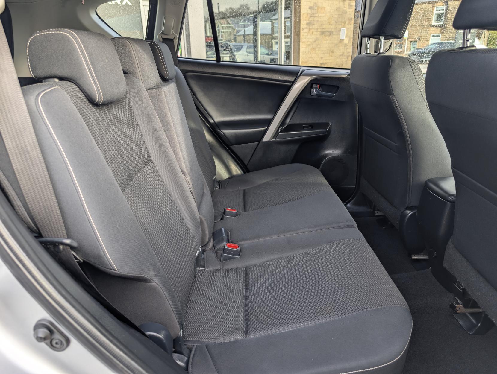 Toyota RAV4 2.0 D-4D Business Edition SUV 5dr Diesel Manual Euro 6 (s/s) (143 ps)