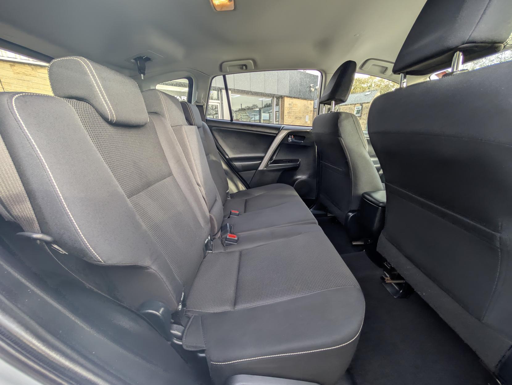 Toyota RAV4 2.0 D-4D Business Edition SUV 5dr Diesel Manual Euro 6 (s/s) (143 ps)