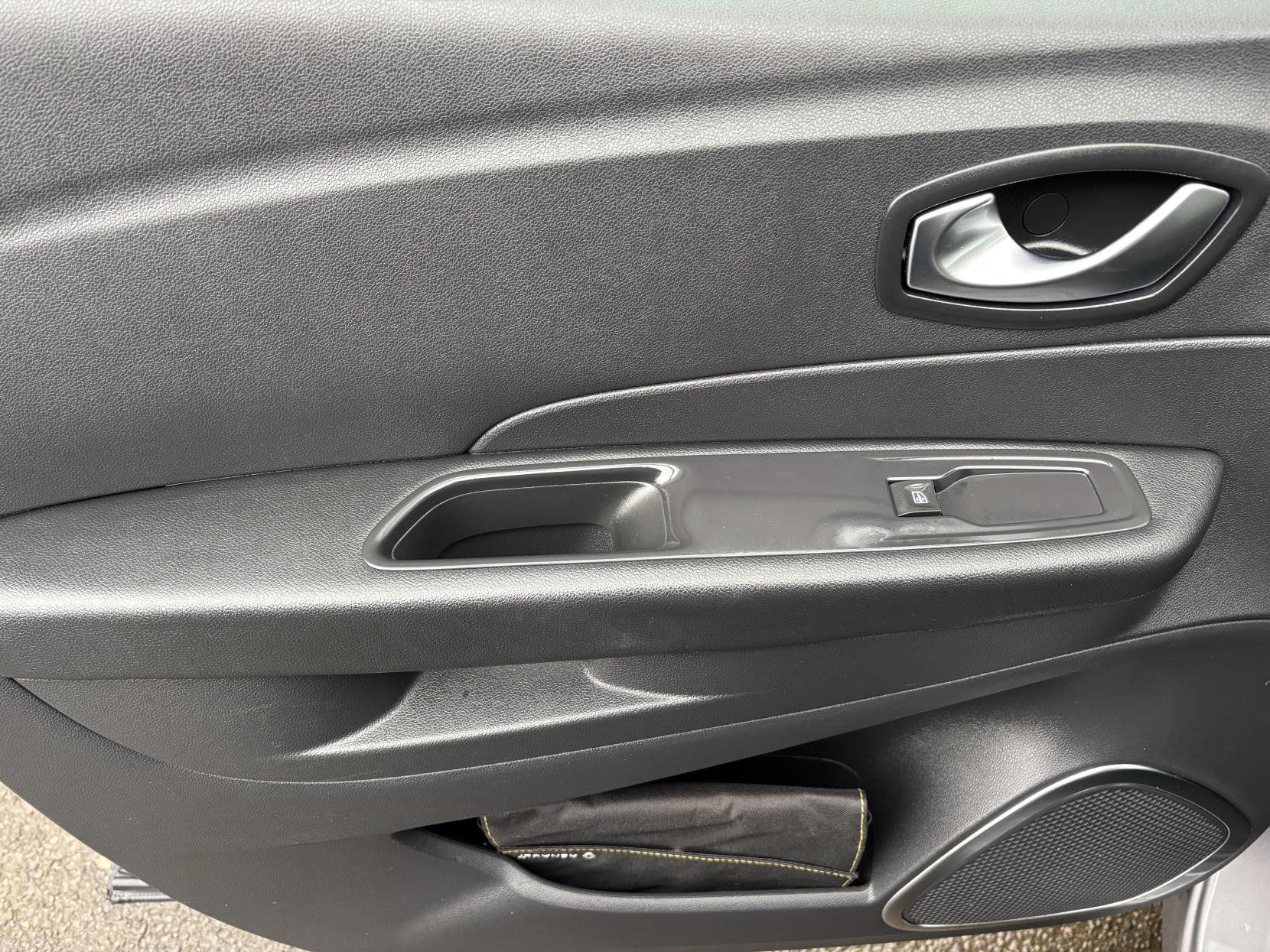 Renault Captur 0.9 TCe ENERGY Iconic SUV 5dr Petrol Manual Euro 6 (s/s) (90 ps)