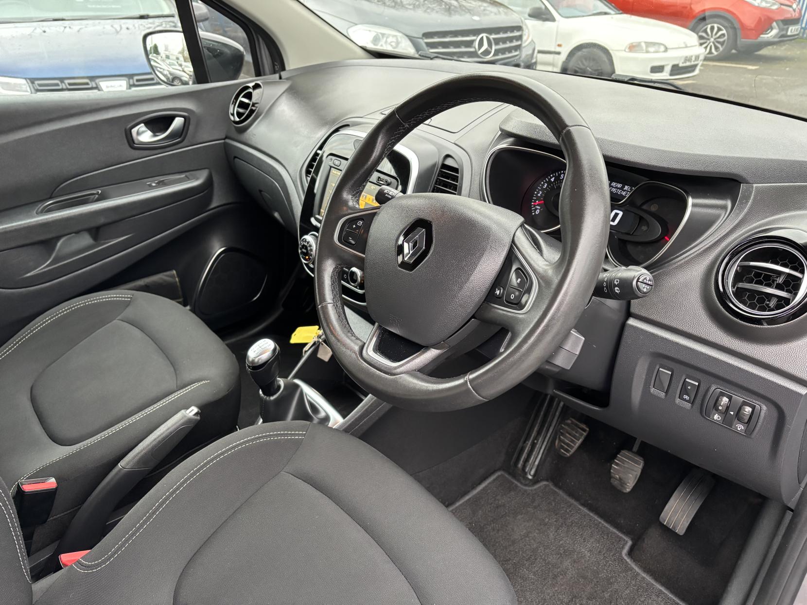 Renault Captur 0.9 TCe ENERGY Iconic SUV 5dr Petrol Manual Euro 6 (s/s) (90 ps)