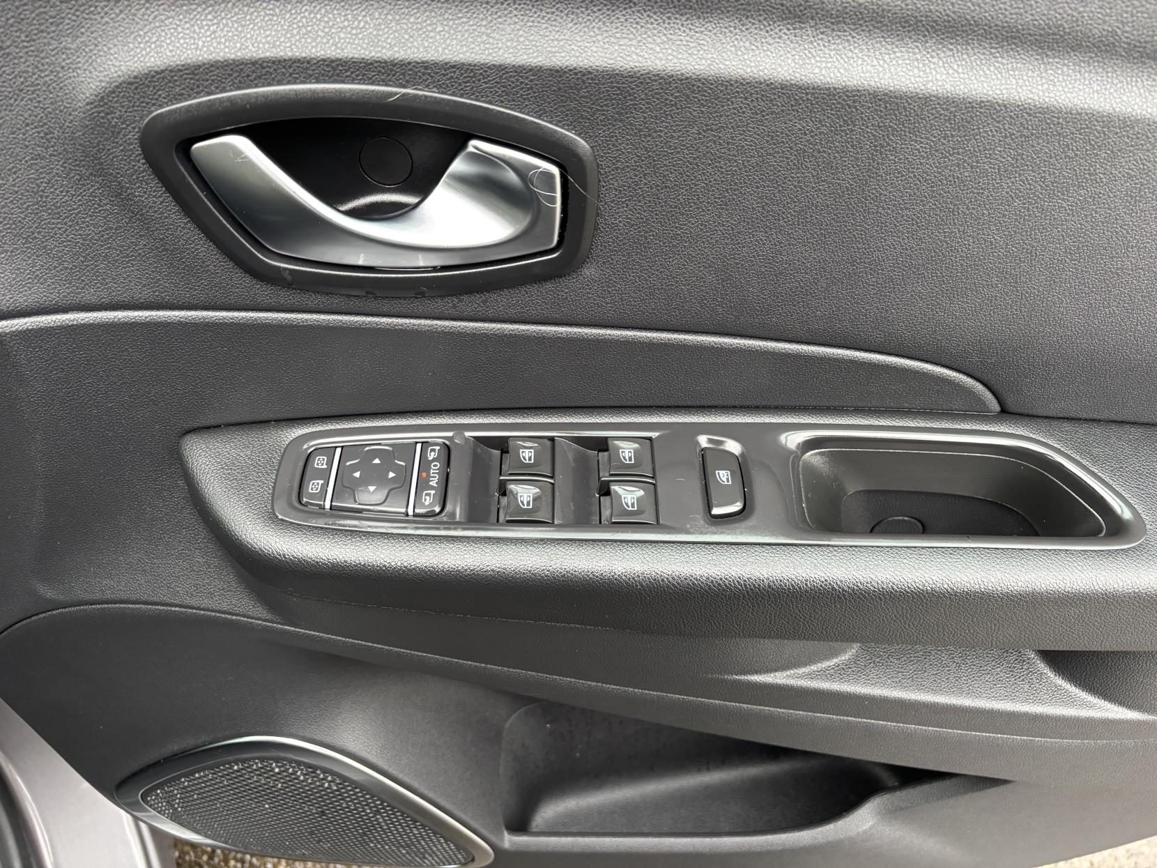 Renault Captur 0.9 TCe ENERGY Iconic SUV 5dr Petrol Manual Euro 6 (s/s) (90 ps)