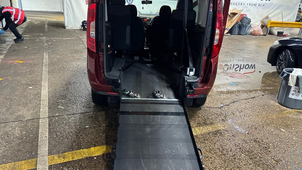 Fiat Doblo 1.6 MultiJet Lounge MPV 5dr Diesel Manual Euro 6 (95 ps)