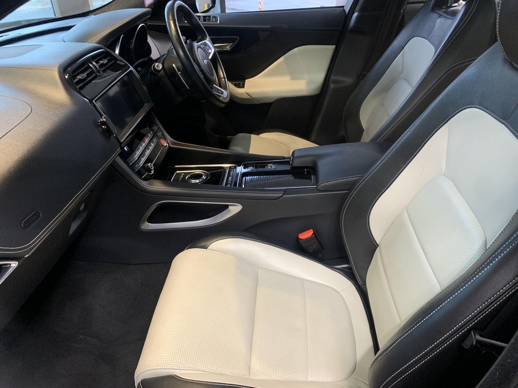 Jaguar F-PACE 2.0 D240 R-Sport SUV 5dr Diesel Auto AWD Euro 6 (s/s) (240 ps)