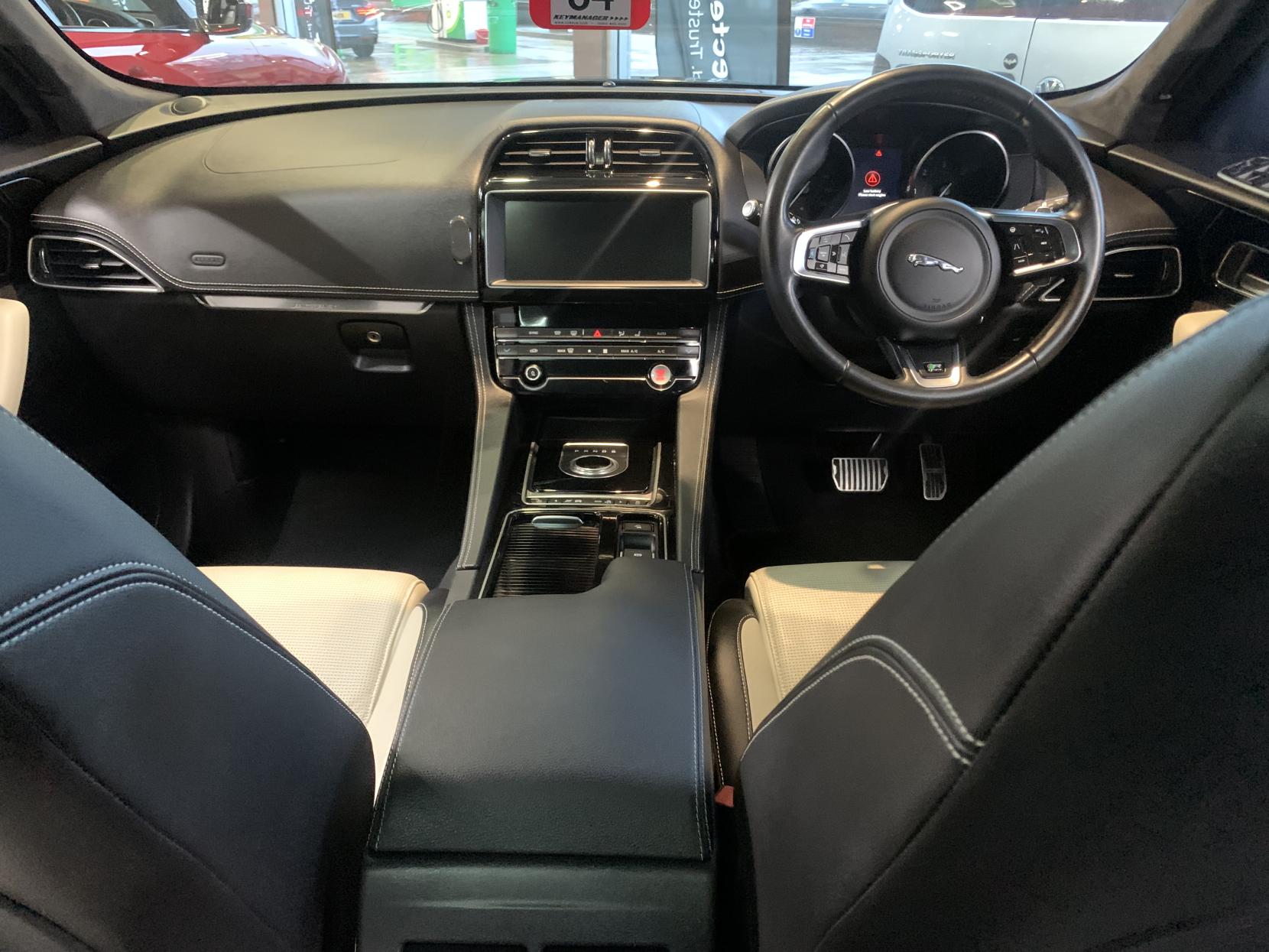 Jaguar F-PACE 2.0 D240 R-Sport SUV 5dr Diesel Auto AWD Euro 6 (s/s) (240 ps)