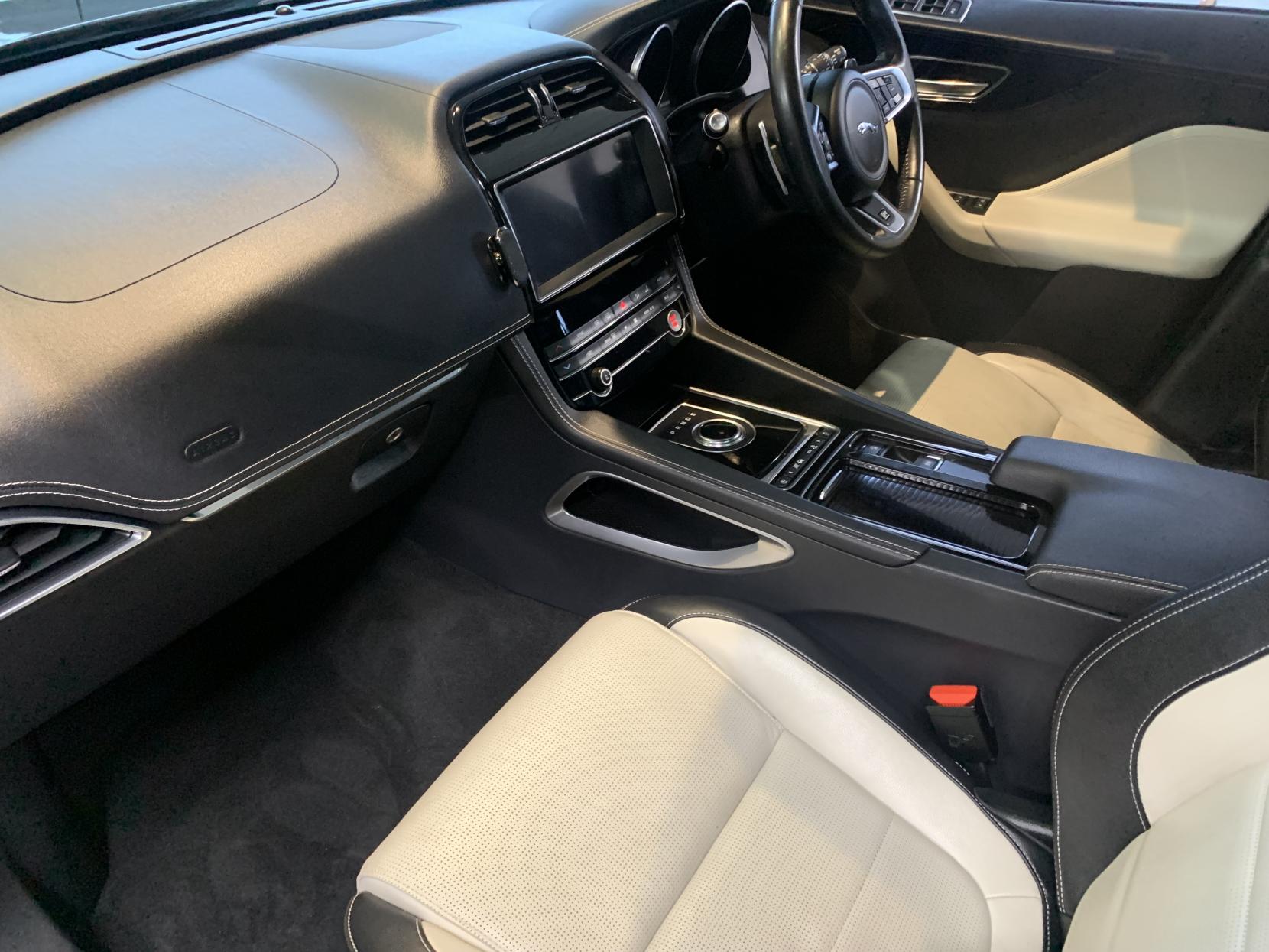 Jaguar F-PACE 2.0 D240 R-Sport SUV 5dr Diesel Auto AWD Euro 6 (s/s) (240 ps)