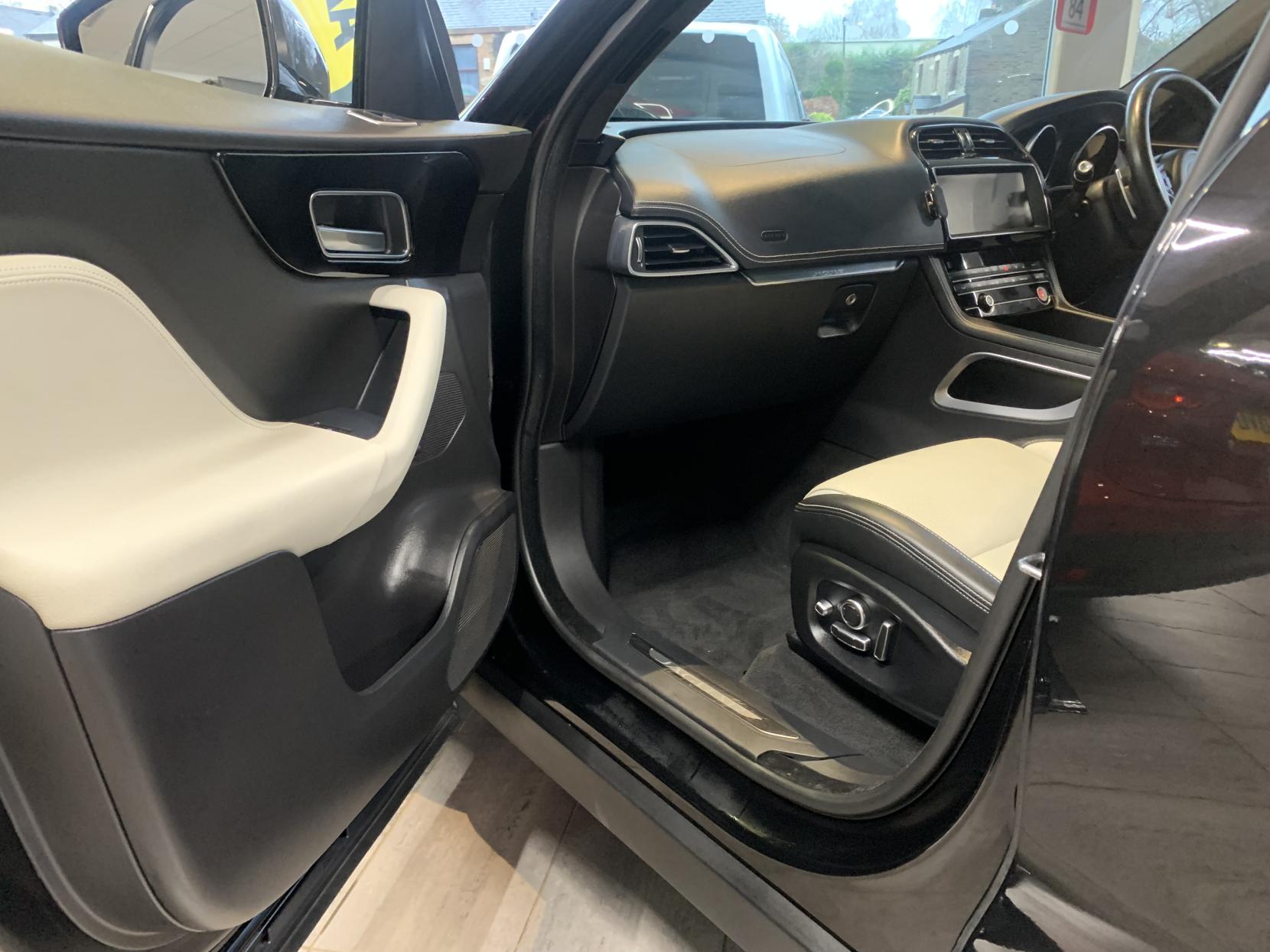 Jaguar F-PACE 2.0 D240 R-Sport SUV 5dr Diesel Auto AWD Euro 6 (s/s) (240 ps)