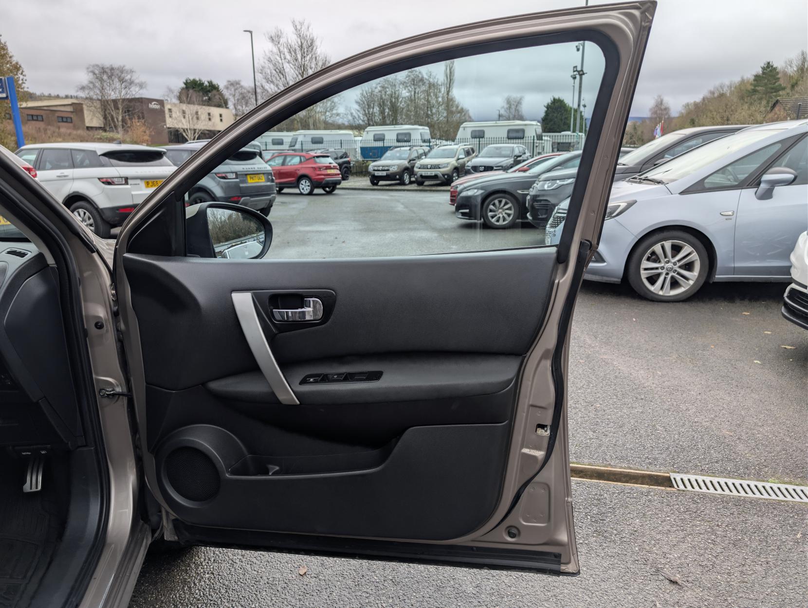 Nissan Qashqai 1.5 dCi n-tec SUV 5dr Diesel Manual 2WD Euro 4 (106 ps)