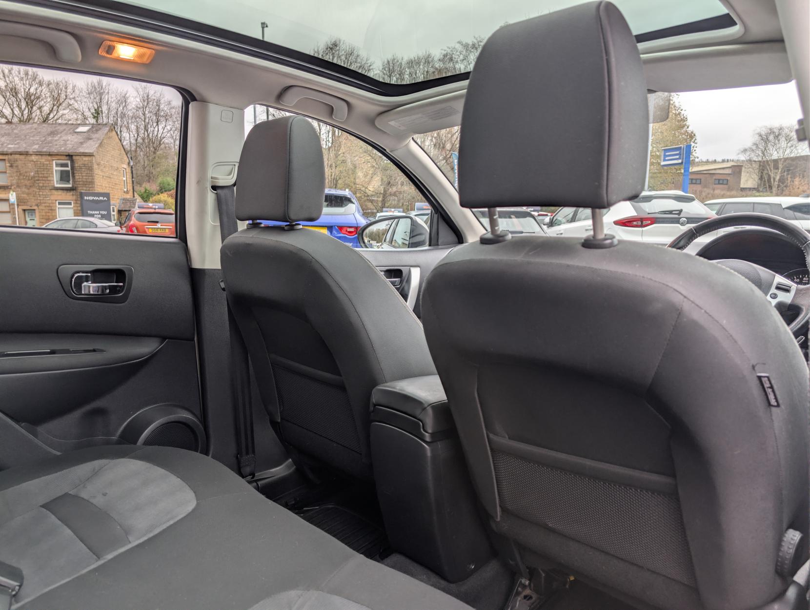 Nissan Qashqai 1.5 dCi n-tec SUV 5dr Diesel Manual 2WD Euro 4 (106 ps)