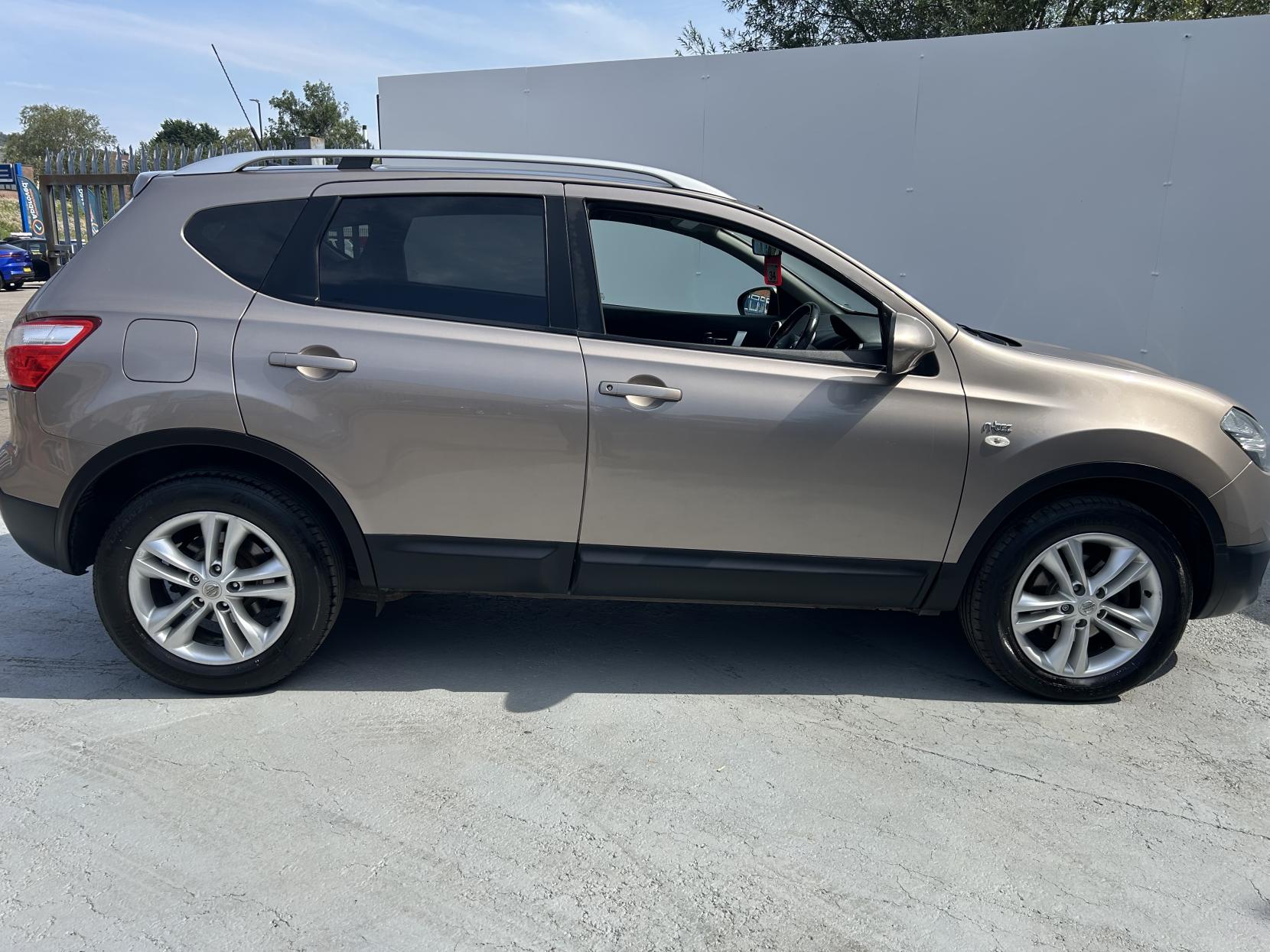 Nissan Qashqai 1.5 dCi n-tec SUV 5dr Diesel Manual 2WD Euro 4 (106 ps)