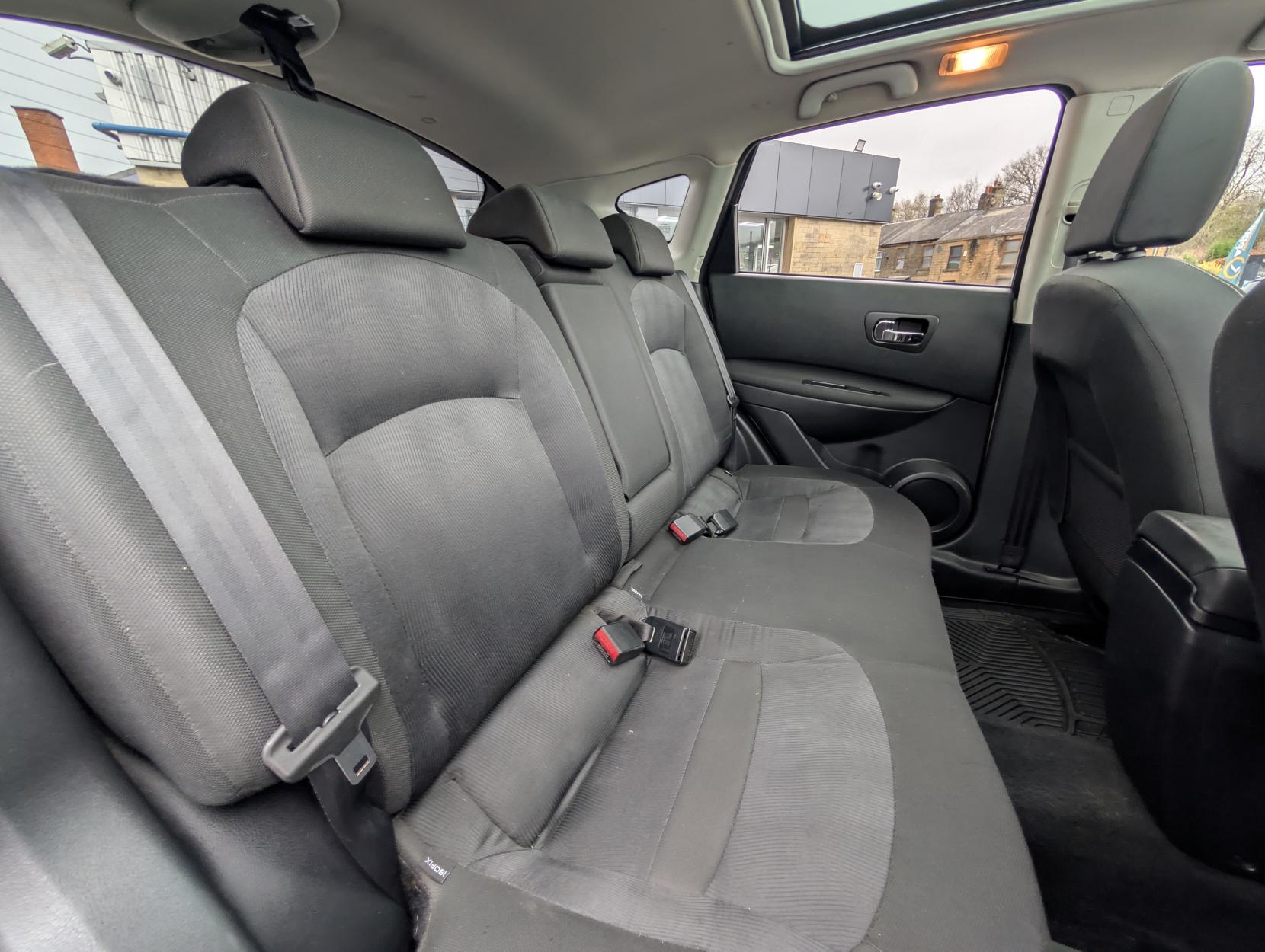 Nissan Qashqai 1.5 dCi n-tec SUV 5dr Diesel Manual 2WD Euro 4 (106 ps)