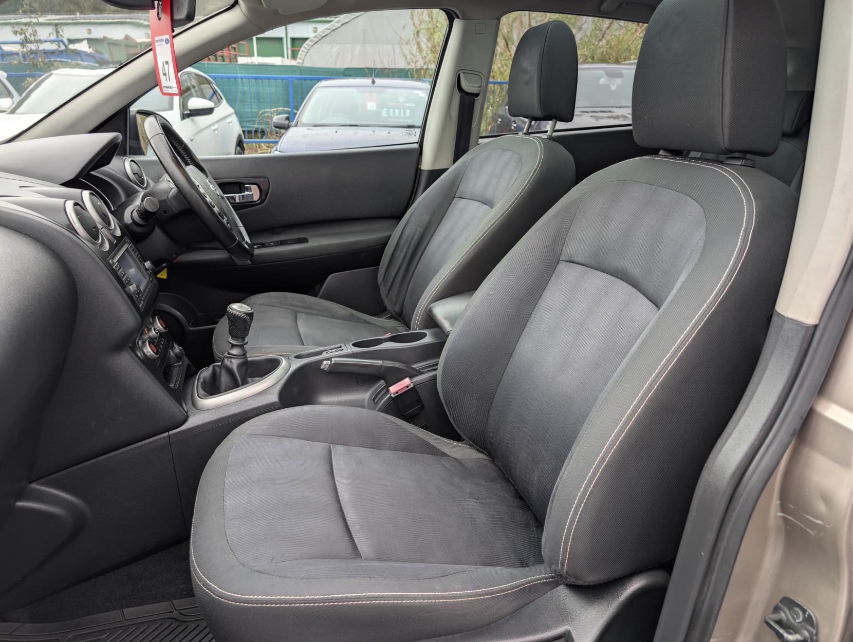 Nissan Qashqai 1.5 dCi n-tec SUV 5dr Diesel Manual 2WD Euro 4 (106 ps)