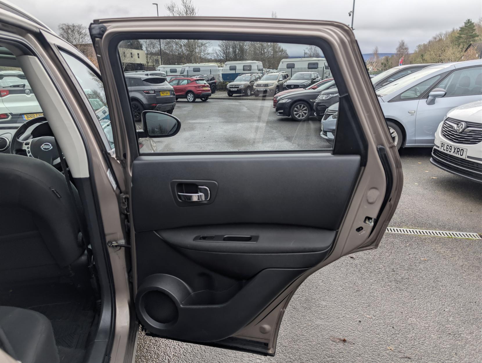 Nissan Qashqai 1.5 dCi n-tec SUV 5dr Diesel Manual 2WD Euro 4 (106 ps)