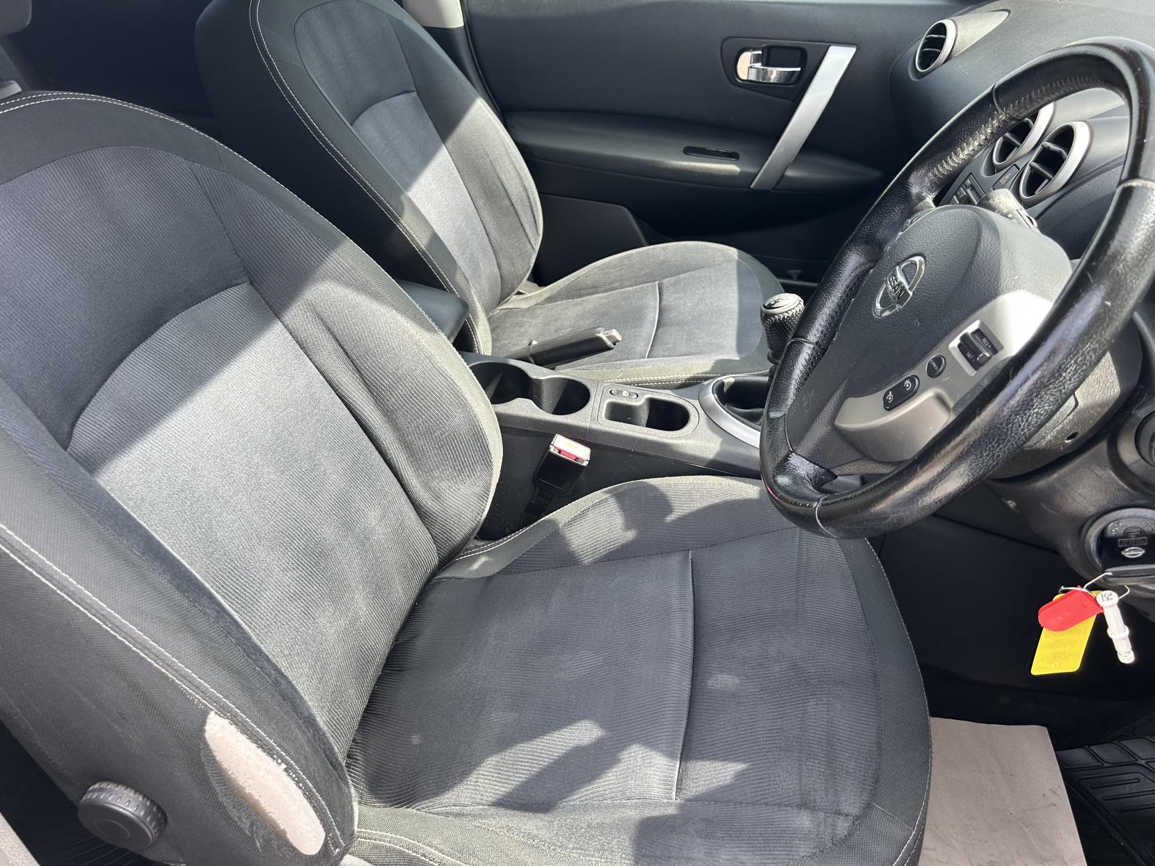 Nissan Qashqai 1.5 dCi n-tec SUV 5dr Diesel Manual 2WD Euro 4 (106 ps)