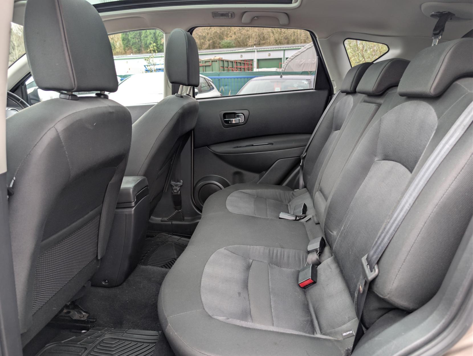 Nissan Qashqai 1.5 dCi n-tec SUV 5dr Diesel Manual 2WD Euro 4 (106 ps)