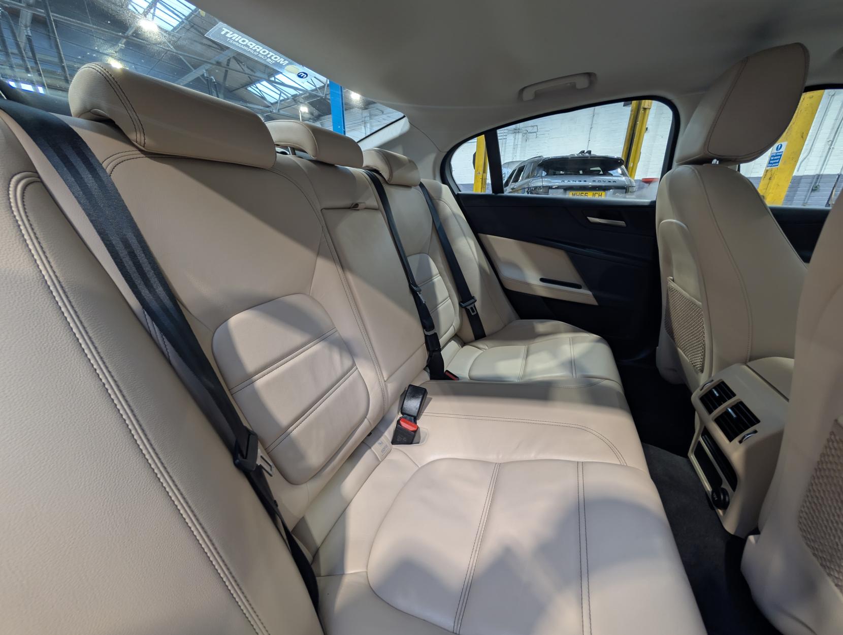 Jaguar XE 2.0d Prestige Saloon 4dr Diesel Manual Euro 6 (s/s) (163 ps)