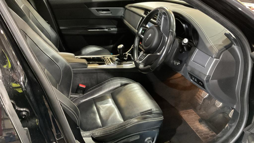 Jaguar XF 2.0d R-Sport Saloon 4dr Diesel Manual Euro 6 (s/s) (163 ps)