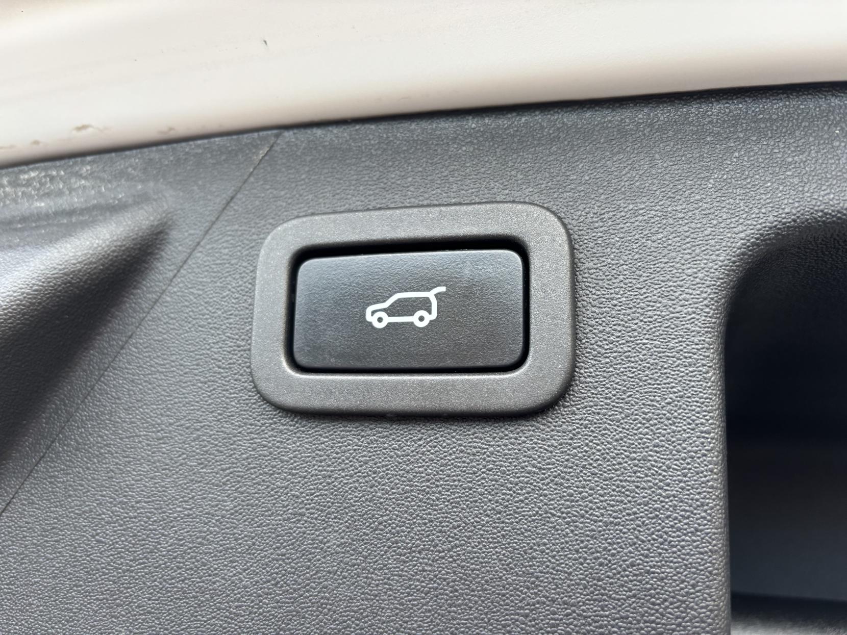 Land Rover Discovery Sport 2.0 TD4 HSE Black SUV 5dr Diesel Auto 4WD Euro 6 (s/s) (180 ps)