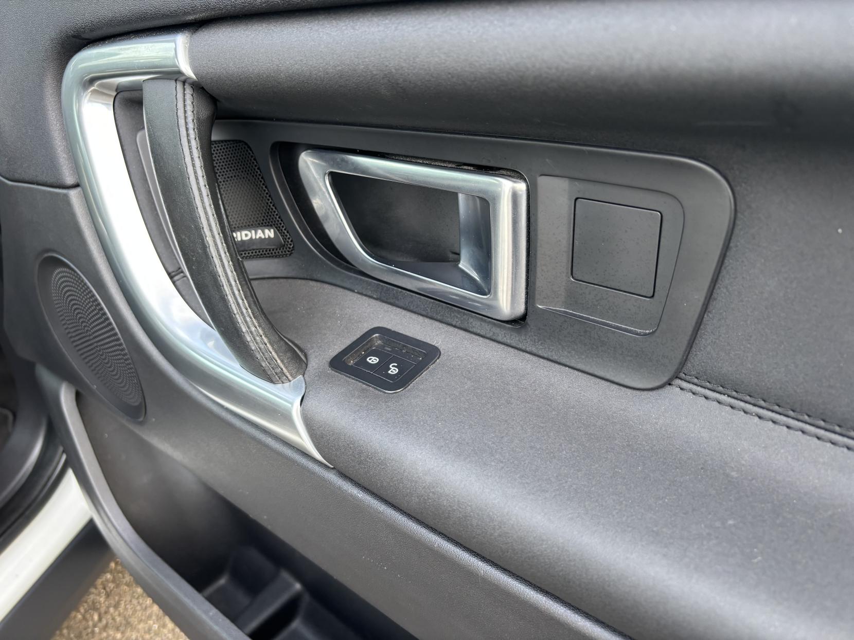 Land Rover Discovery Sport 2.0 TD4 HSE Black SUV 5dr Diesel Auto 4WD Euro 6 (s/s) (180 ps)