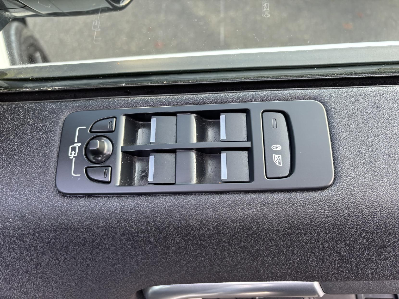 Land Rover Discovery Sport 2.0 TD4 HSE Black SUV 5dr Diesel Auto 4WD Euro 6 (s/s) (180 ps)