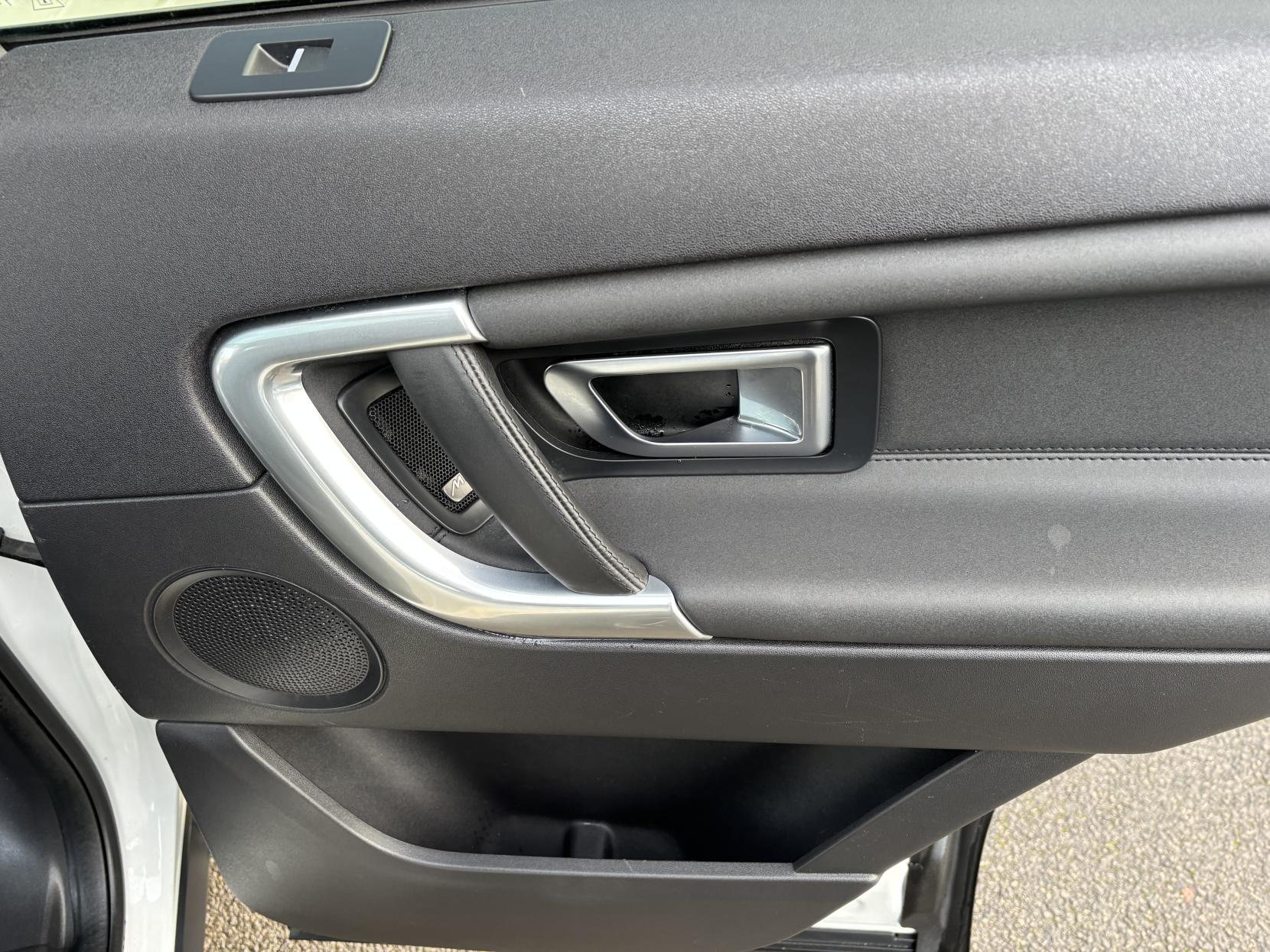 Land Rover Discovery Sport 2.0 TD4 HSE Black SUV 5dr Diesel Auto 4WD Euro 6 (s/s) (180 ps)