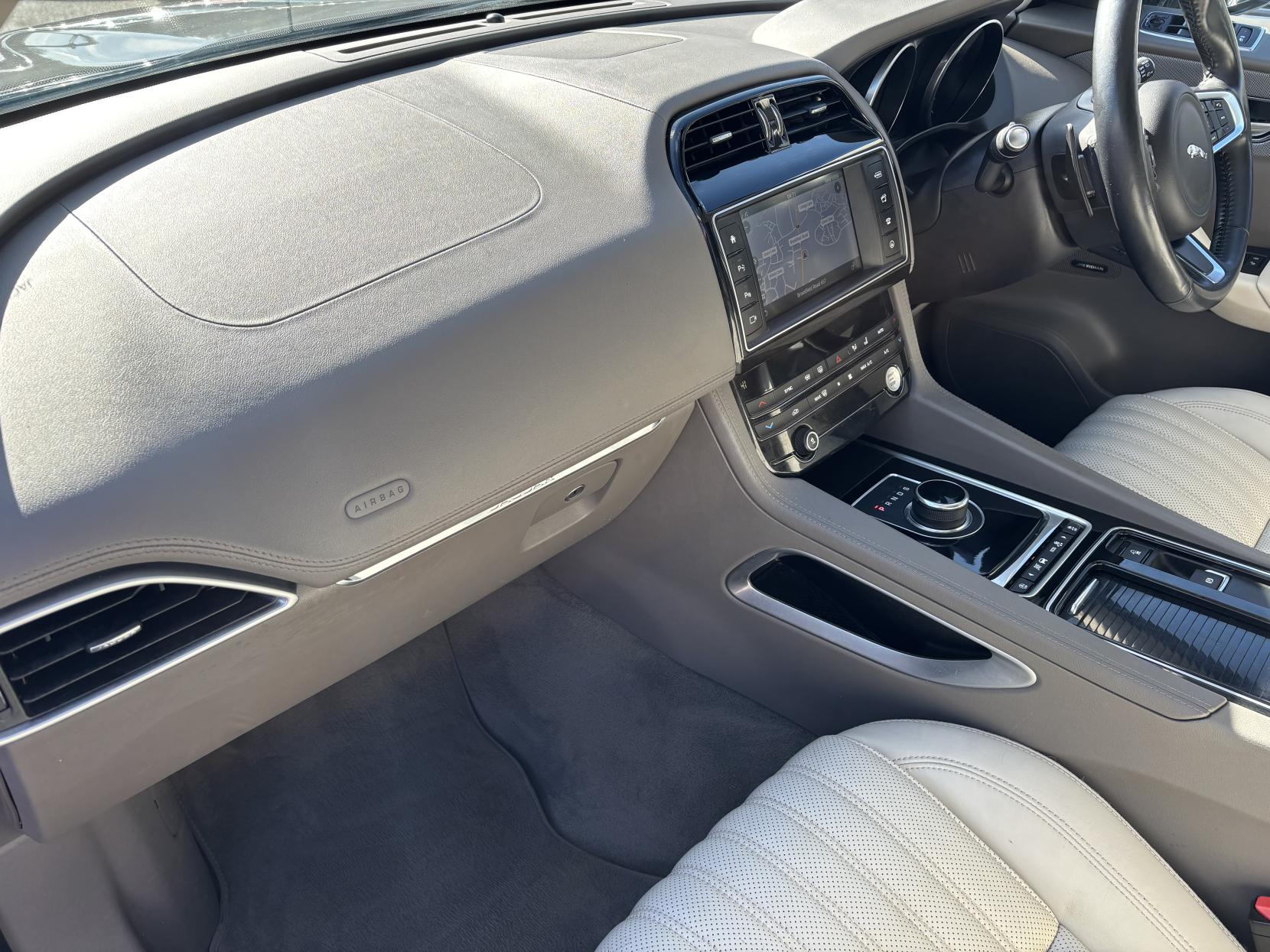 Jaguar F-PACE 2.0 D180 Portfolio SUV 5dr Diesel Auto AWD Euro 6 (s/s) (180 ps)