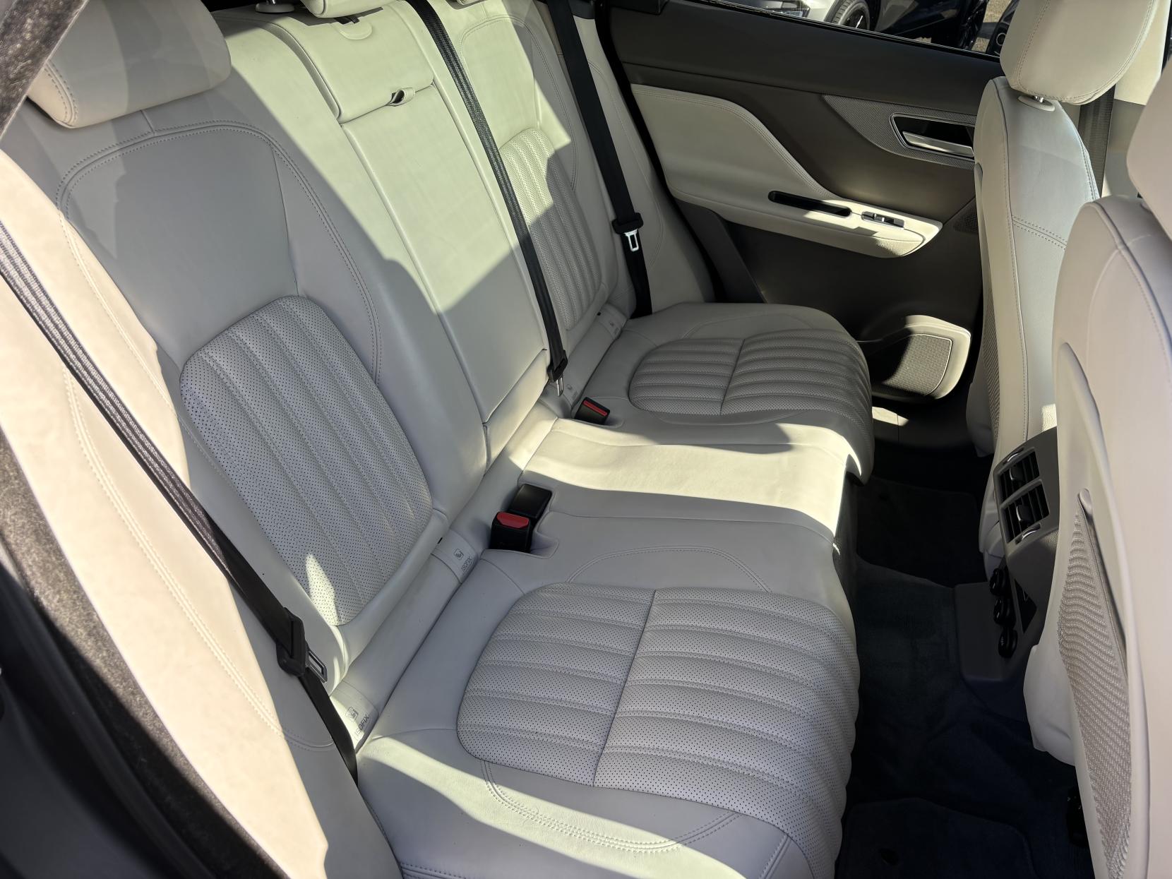 Jaguar F-PACE 2.0 D180 Portfolio SUV 5dr Diesel Auto AWD Euro 6 (s/s) (180 ps)