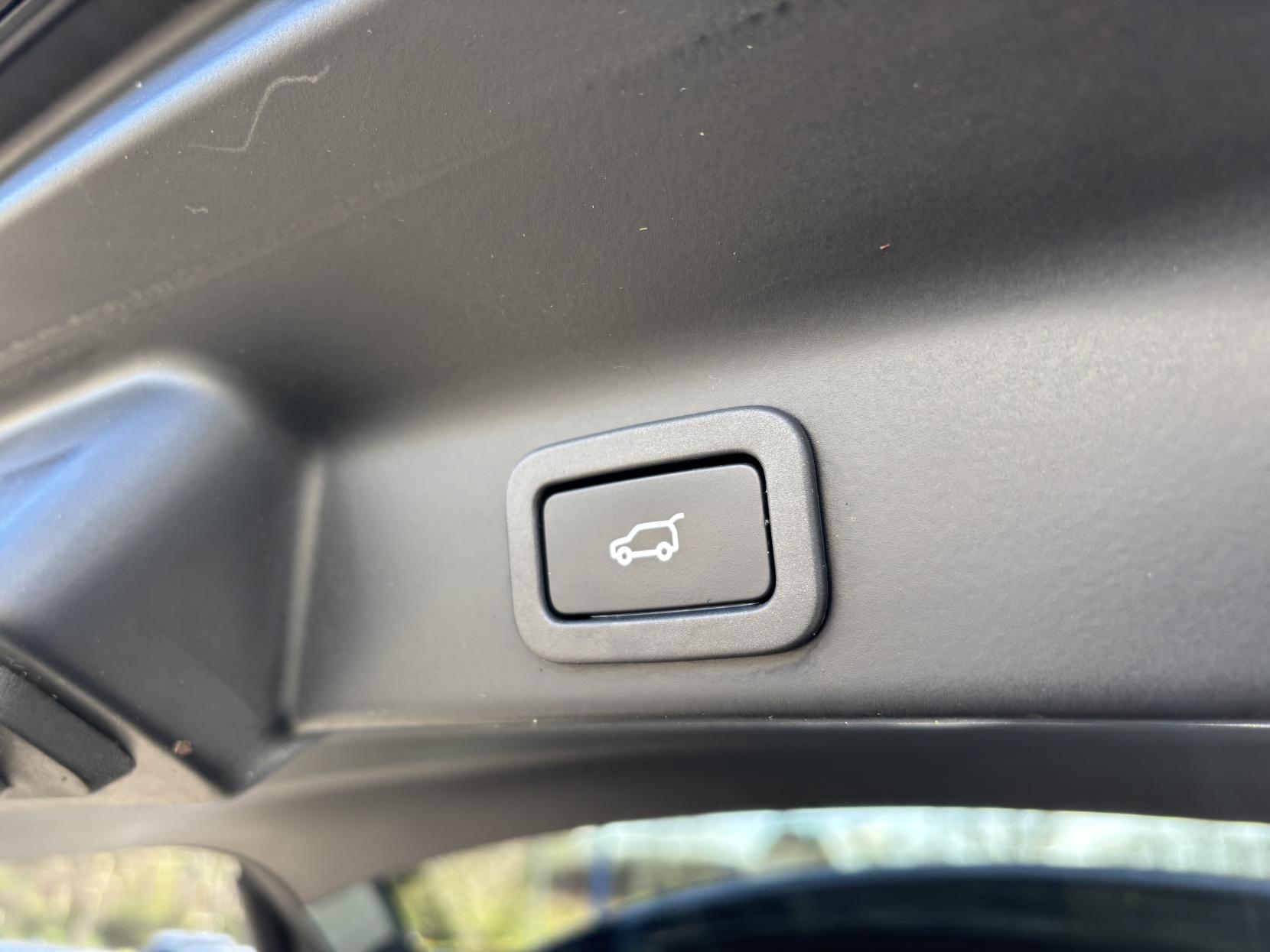 Jaguar F-PACE 2.0 D180 Portfolio SUV 5dr Diesel Auto AWD Euro 6 (s/s) (180 ps)