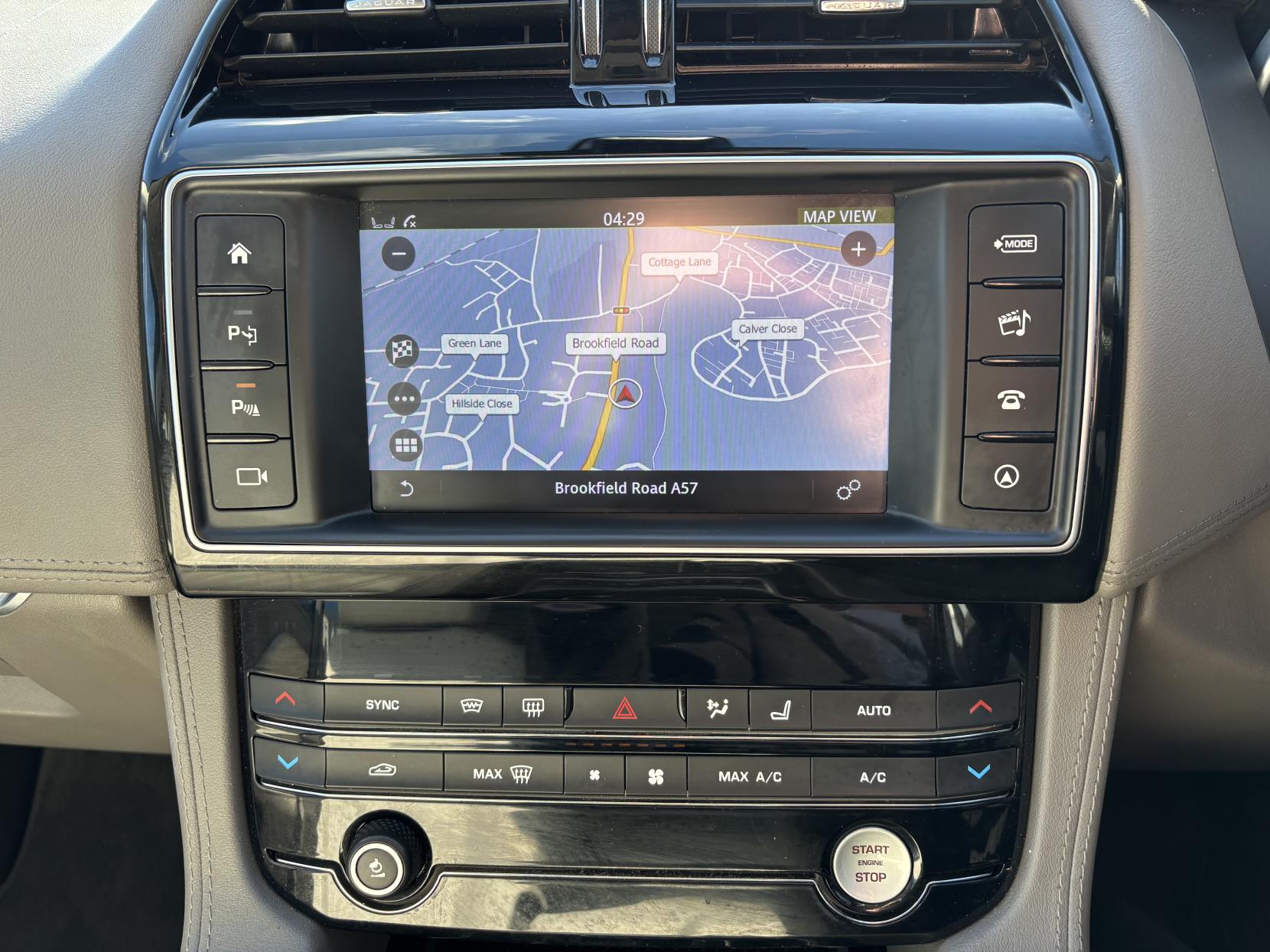 Jaguar F-PACE 2.0 D180 Portfolio SUV 5dr Diesel Auto AWD Euro 6 (s/s) (180 ps)